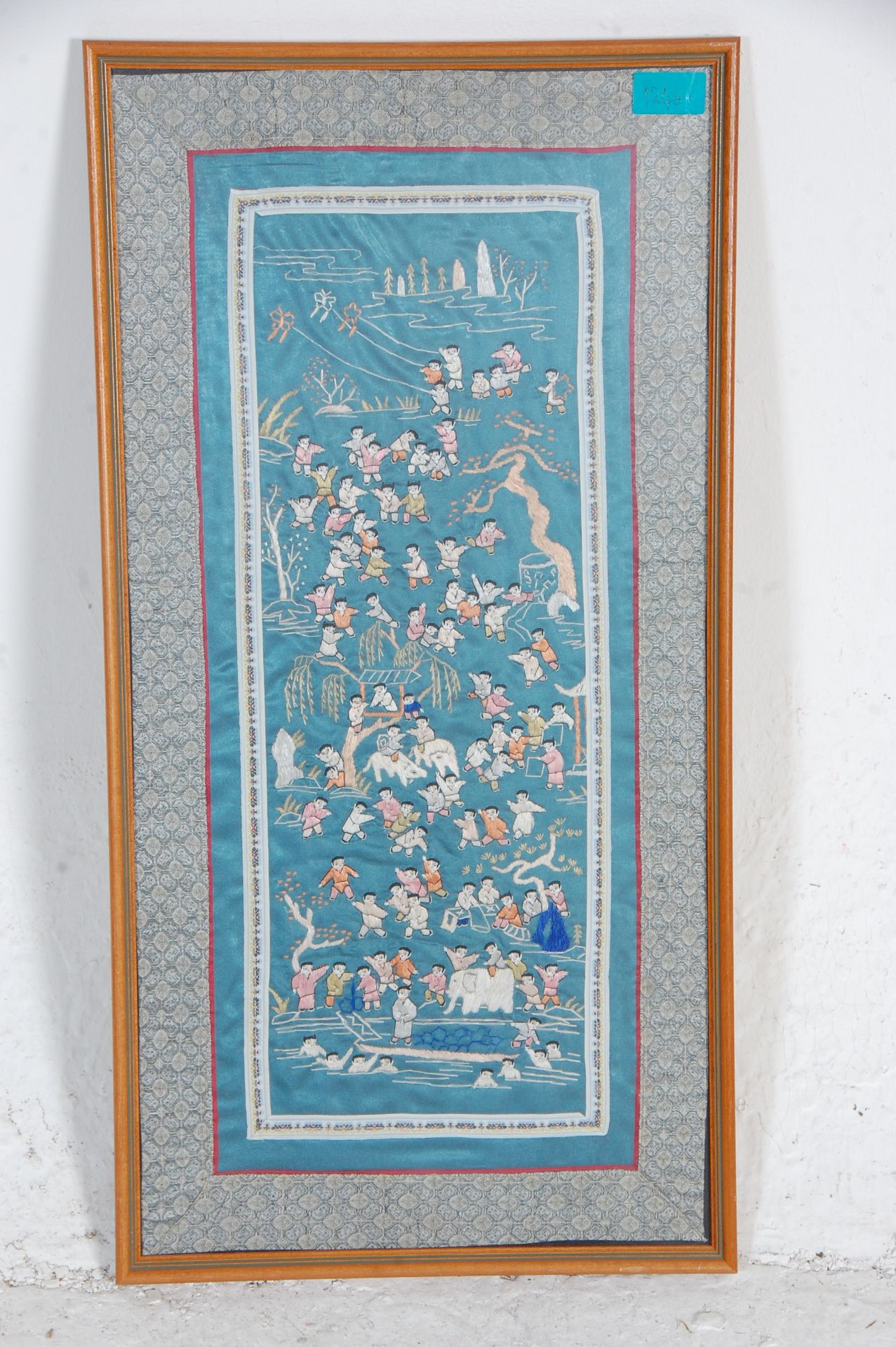 A mid 20th Century Chinese rectangular silk panel having embroidered one-hundred children playing in - Bild 5 aus 8