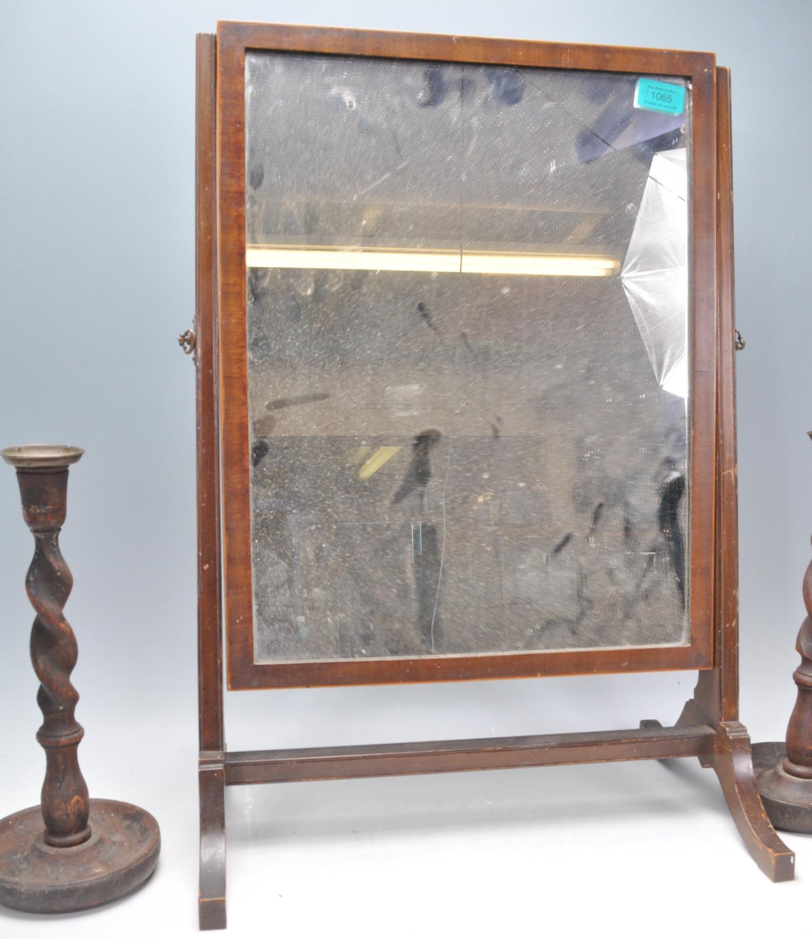 A 19th century George III mahogany toilet swing mirror of square form raised on a splayed leg - Bild 3 aus 5