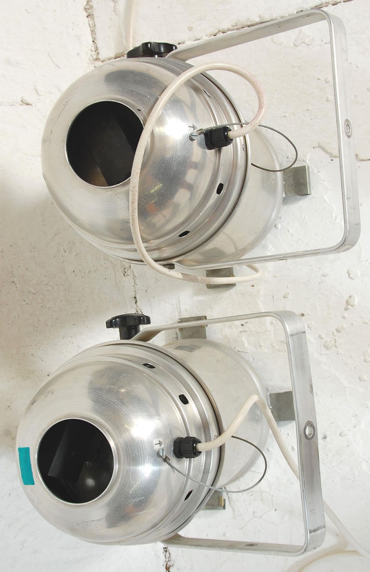 A pair of aluminum Vision Par Shell theater spot lamp lights with their hanging brackets. - Bild 6 aus 6