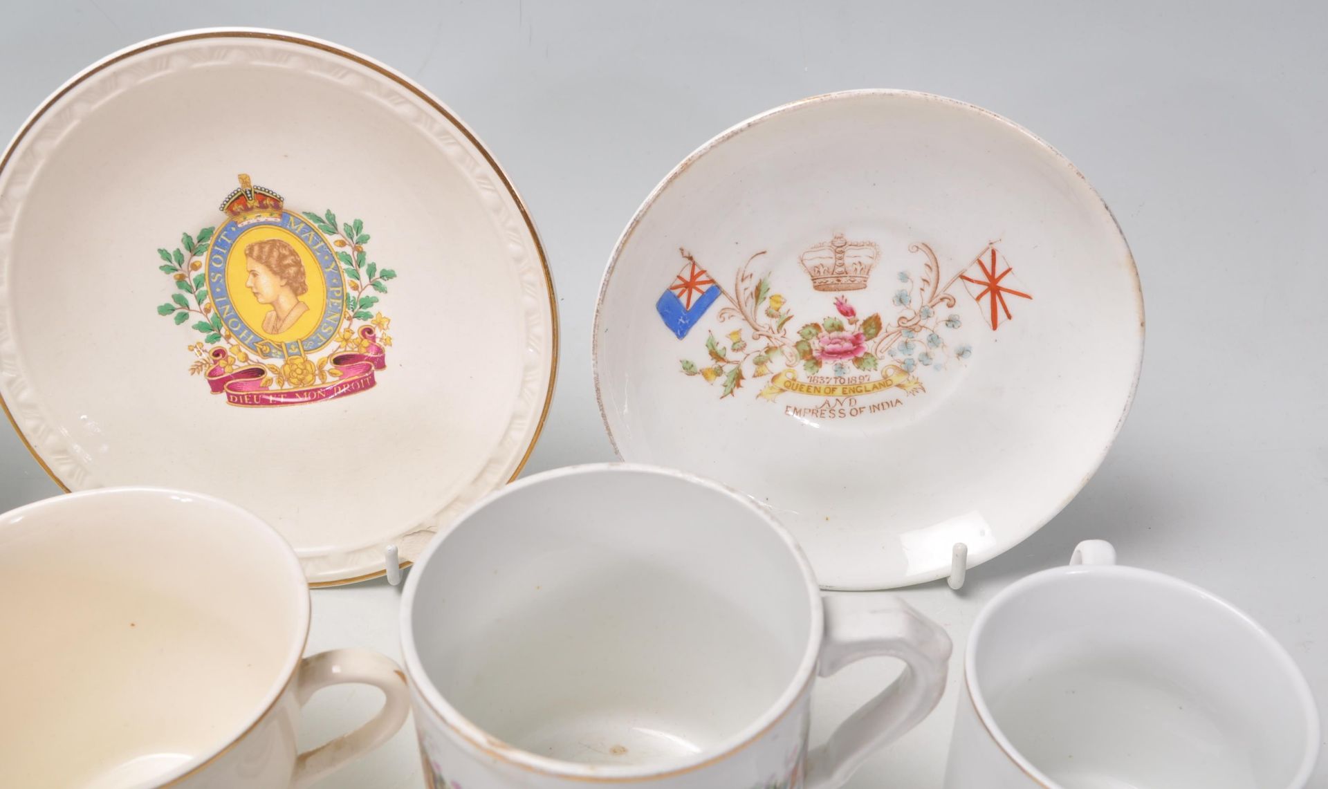 A collection of commemorative Royal memorabilia mugs to include a Queen Victoria mug, a First - Bild 6 aus 12