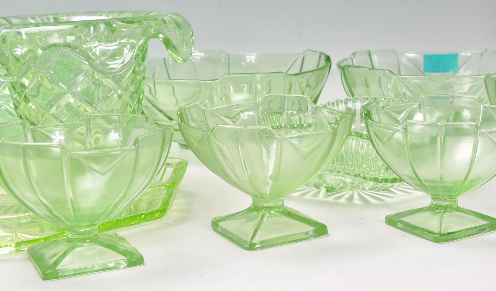 A group of early 20th Century Art Deco 1930's green uranium glass ware to include decorative vases - Bild 4 aus 8