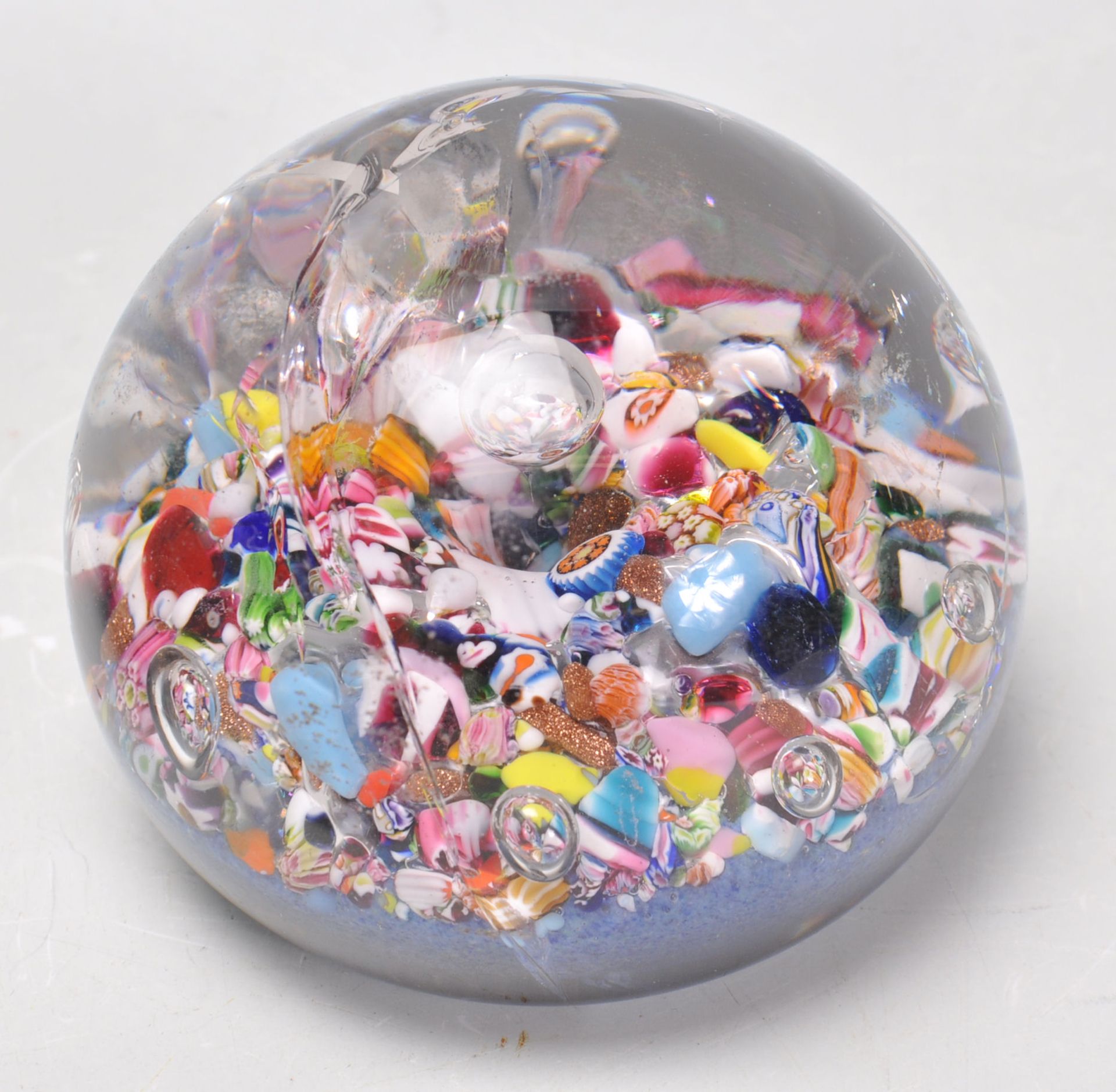 A group of five glass paperweights to include millefiori and bubble examples, one bearing original - Bild 3 aus 6