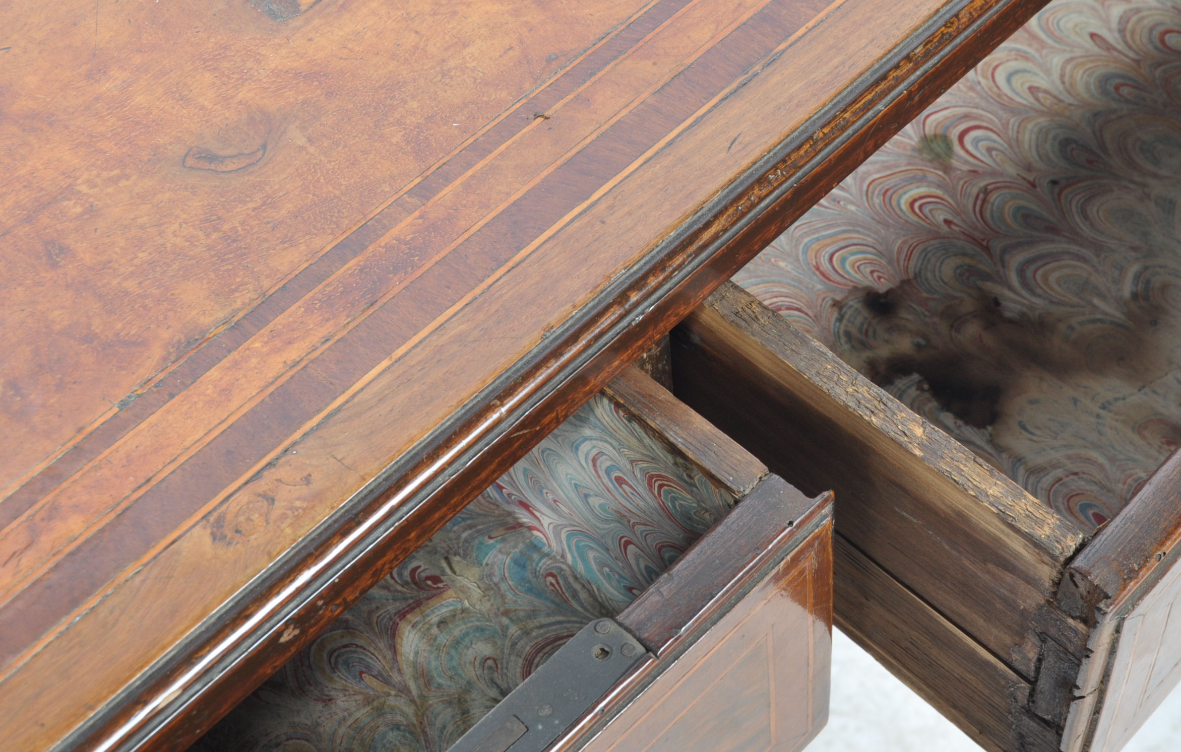 STUNNING 18TH CENTURY ITALIAN WALNUT KINGWOOD DESK - Image 4 of 6