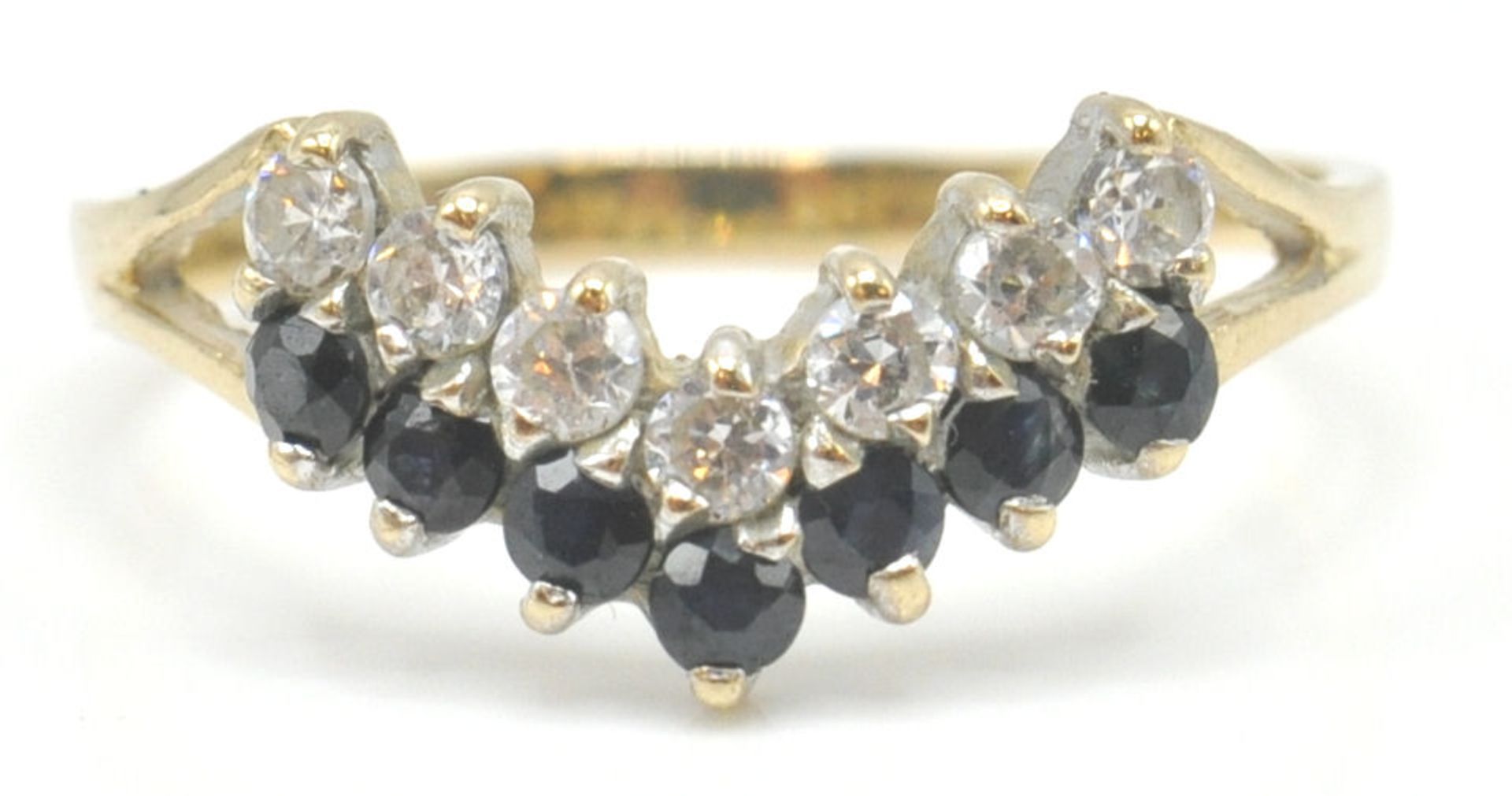 A 9ct gold hallmarked cluster ring. The yellow facet cut stone within a halo of white stones. - Bild 9 aus 15