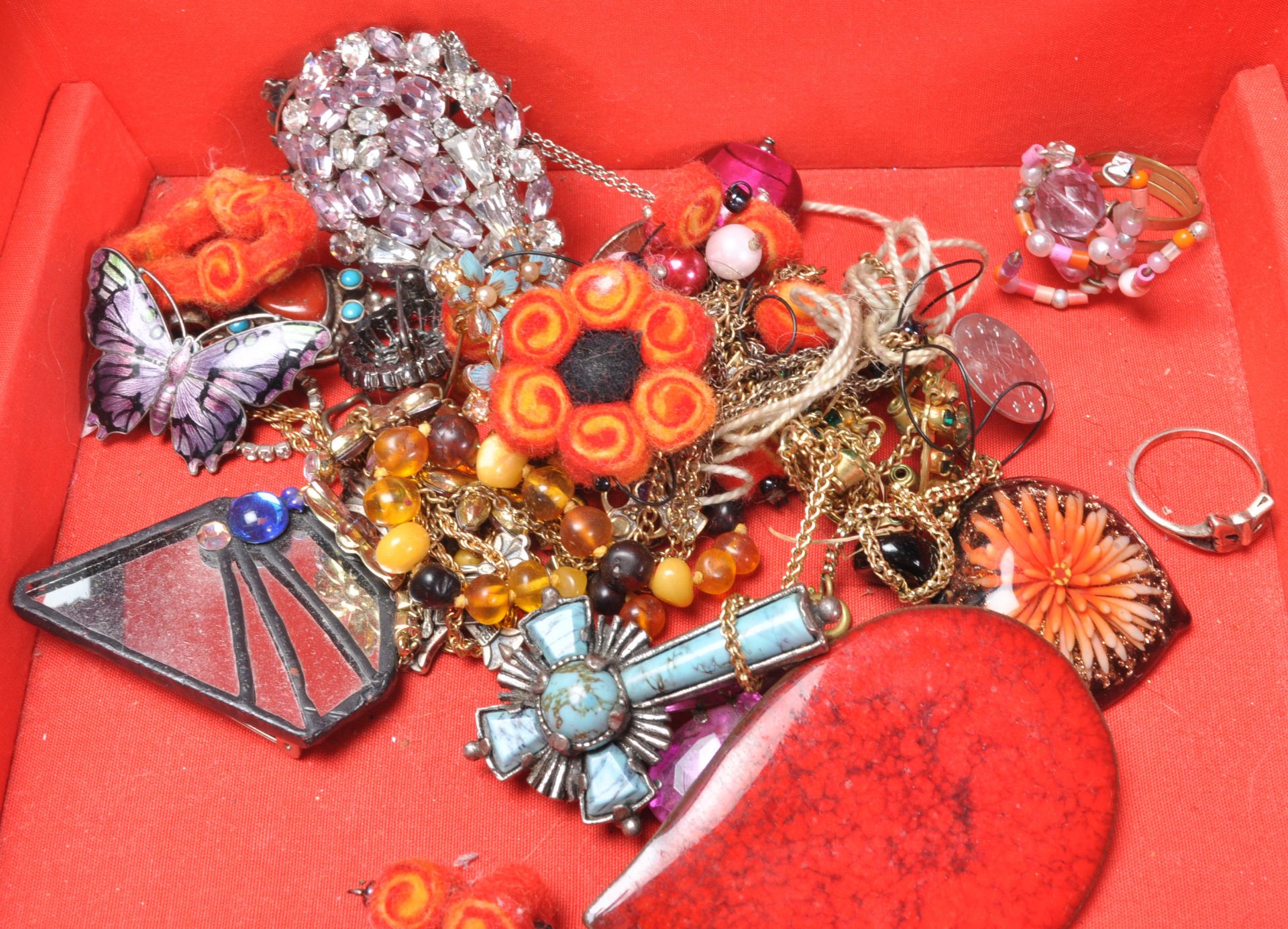 A large quantity of 20th century costume jewellery to include bracelets, brooches, necklaces, hair - Bild 9 aus 9