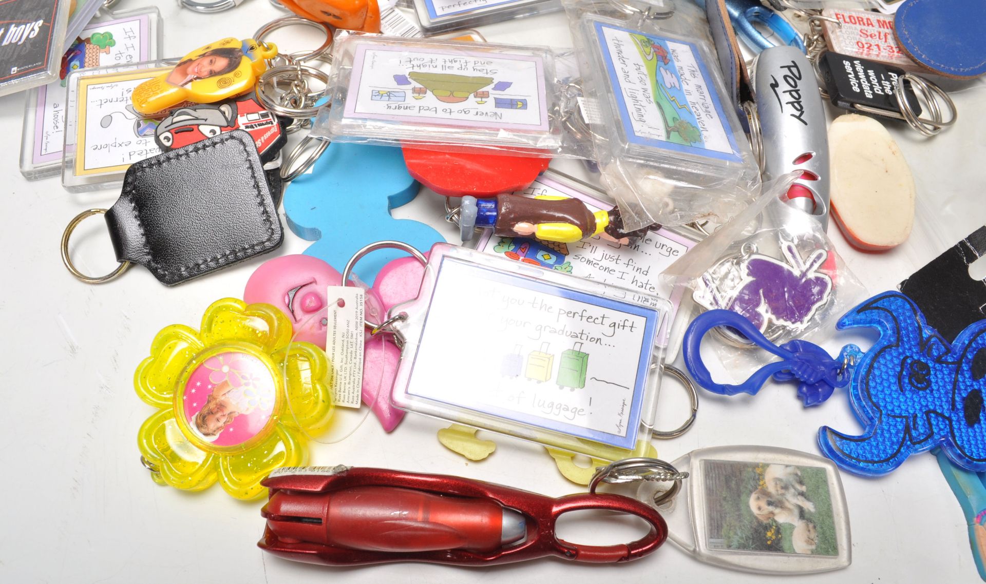 A large collection of assorted collectable / novelty key rings / key chains, including advertising - Image 2 of 8