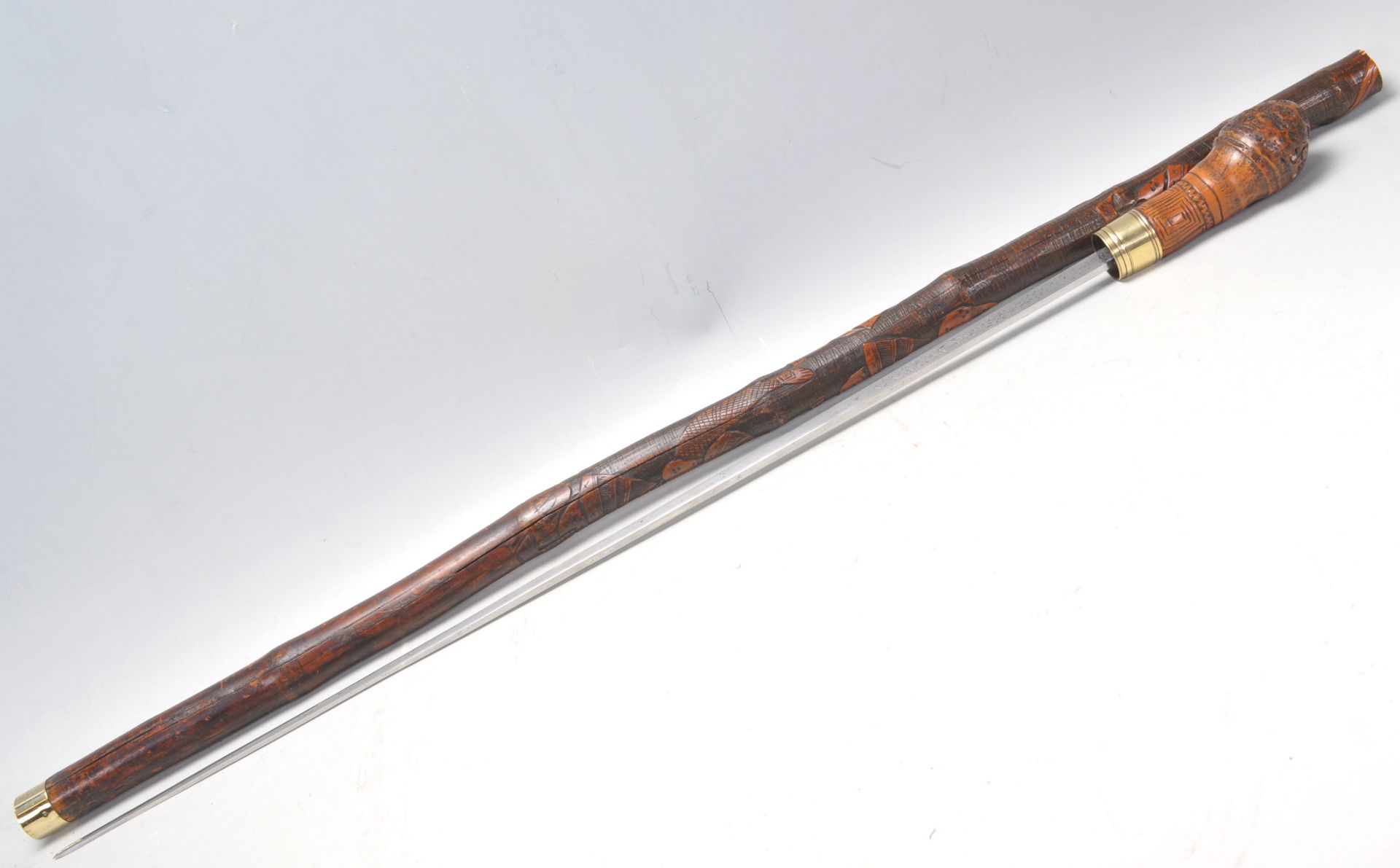 A vintage 20th Century bamboo sword stick / walking stick cane having a root knot ball knob to - Bild 6 aus 8