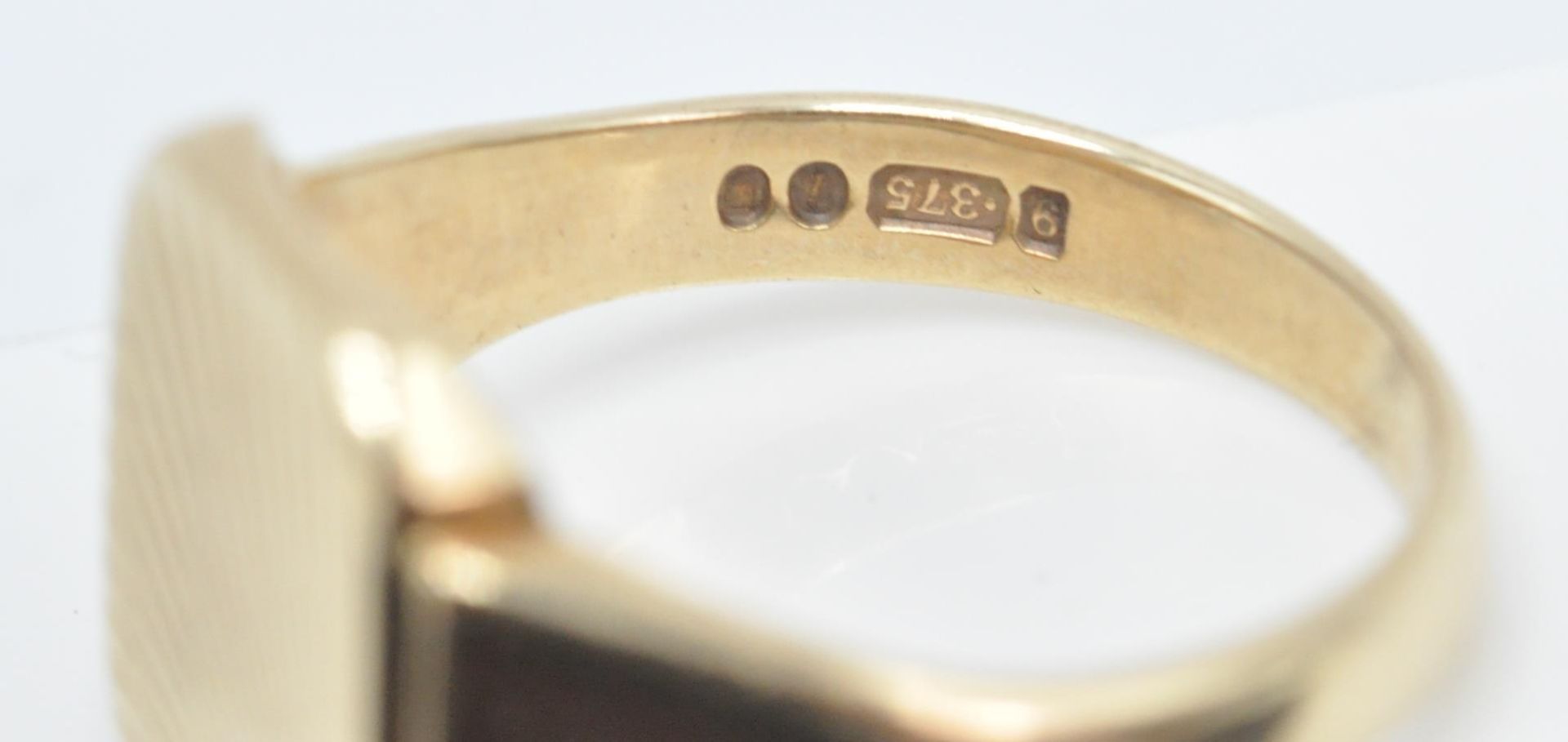 A hallmarked 9ct gold gentleman's signet ring having sunrise / sunburst decorated cartouche. - Bild 6 aus 6