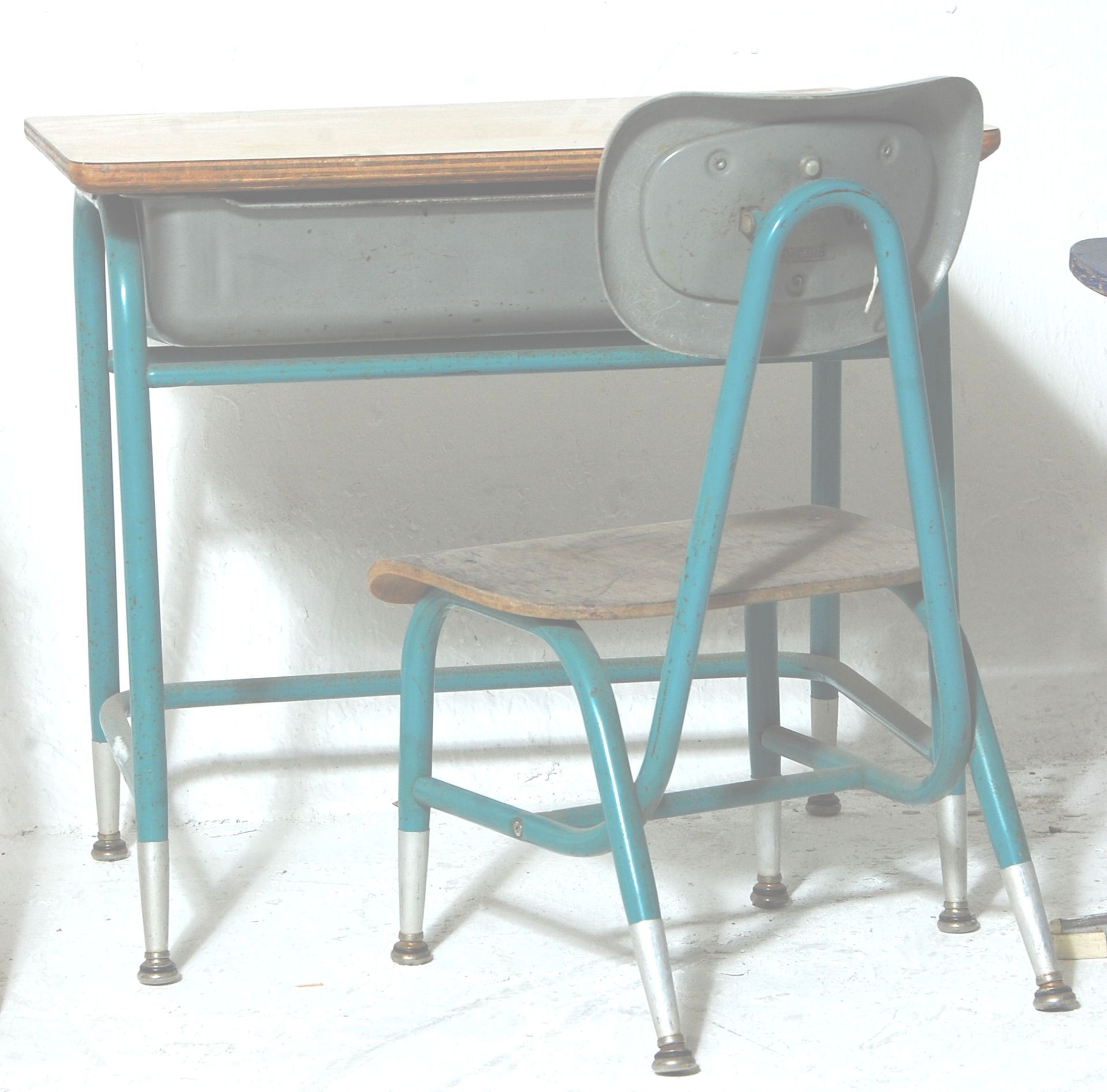 A mid century retro Industrial tubular metal and plywood childrens school desk. The tubular metal - Bild 4 aus 6