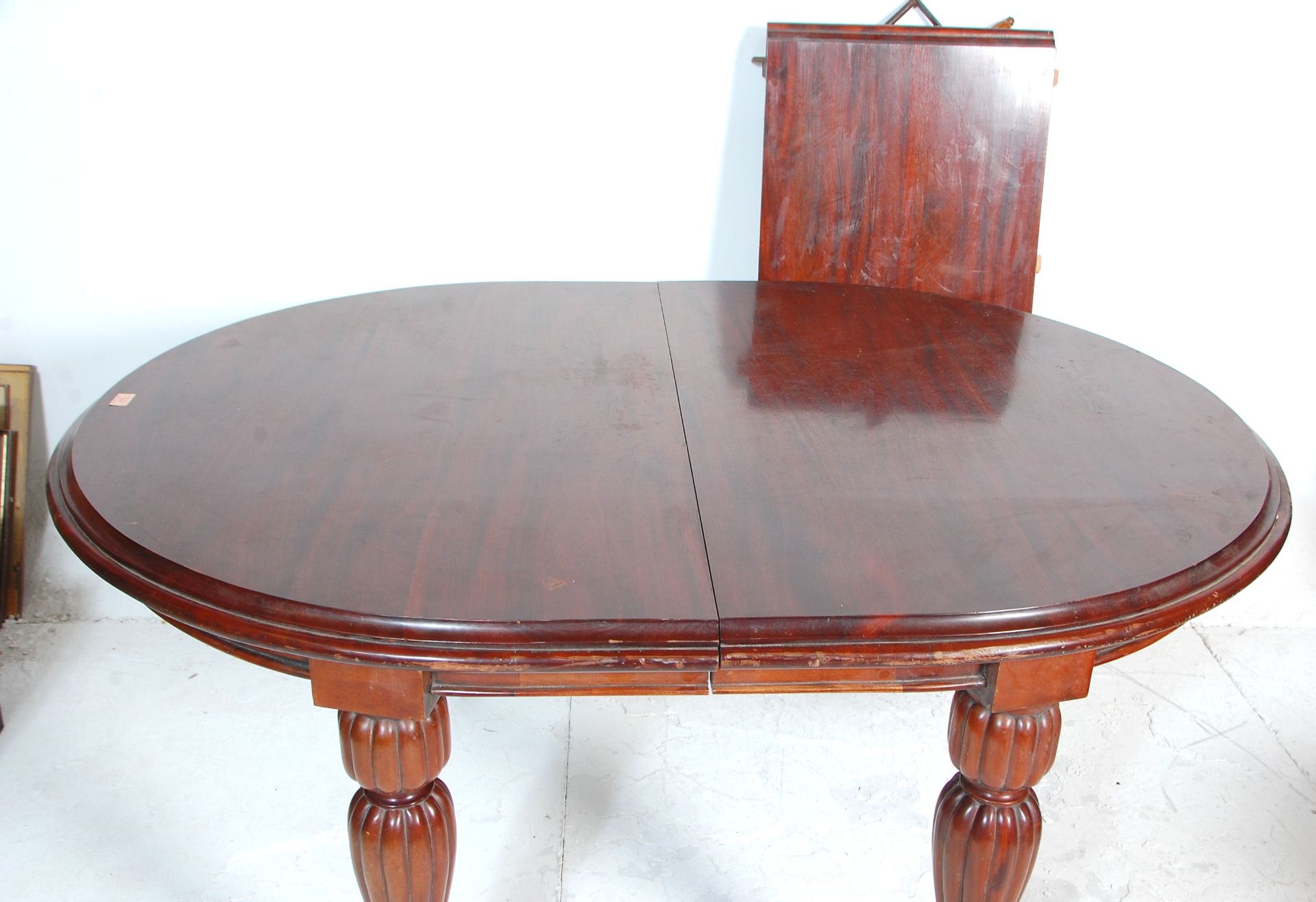 A good Victorian revival mahogany extending dining table in the William IV manner. Raised on - Bild 3 aus 5