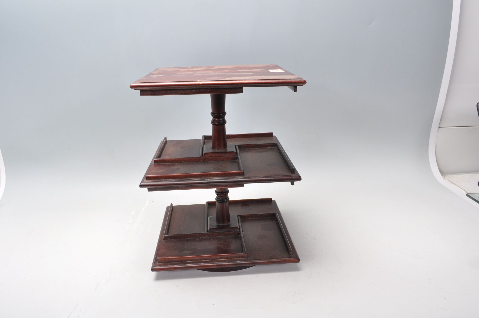 An antique style mahogany desktop revolving bookcase of small proportions with segregated shelves on - Bild 3 aus 6