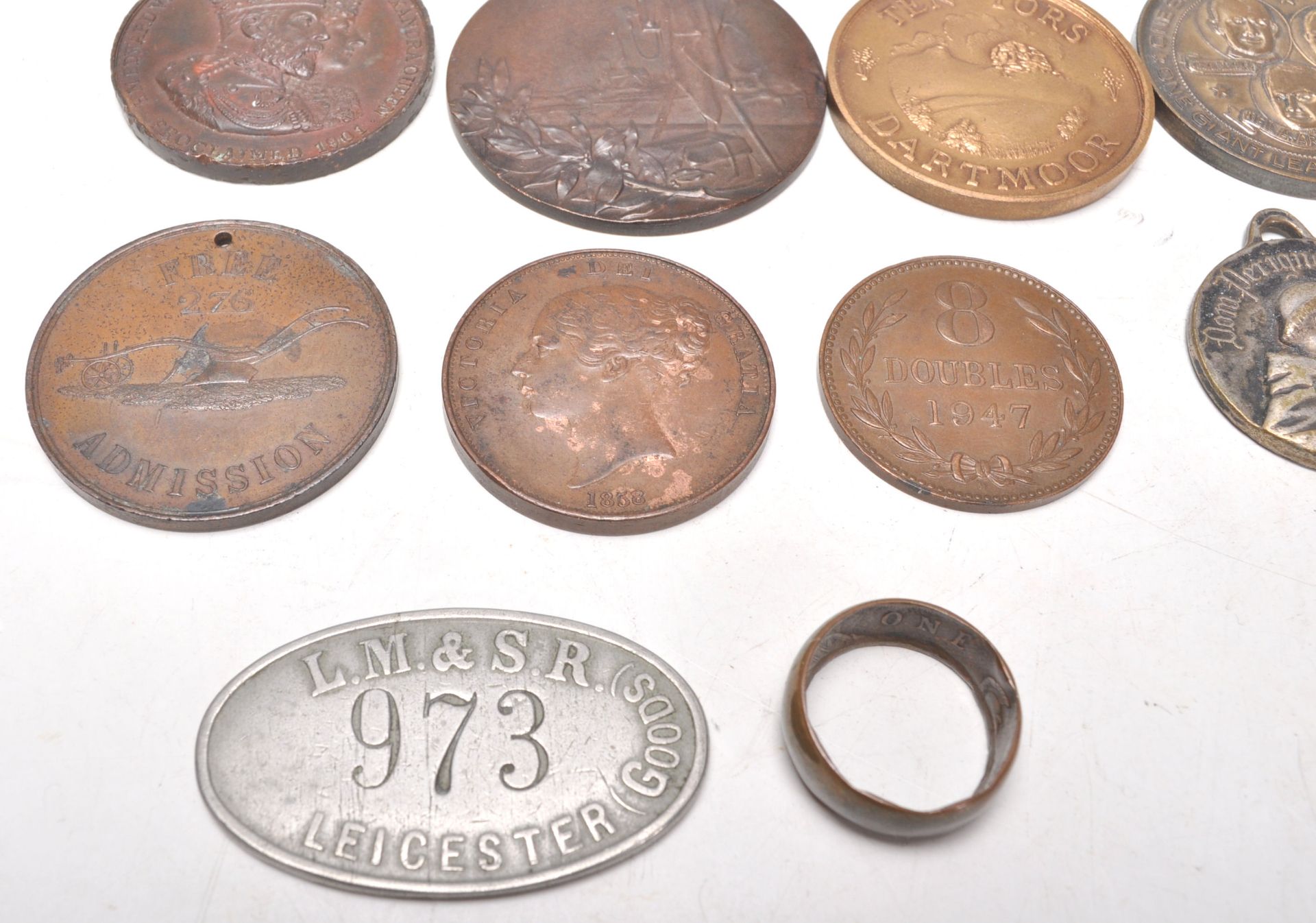 An interesting collection of 19th and 20th Century tokens and medallions to include a Moet Chandon - Bild 2 aus 11