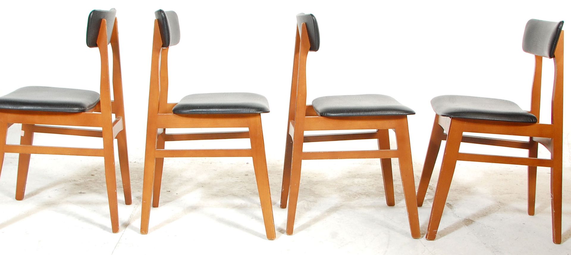 A good set of four retro mid 20th Century teak framed dining chairs raised on splayed legs united by - Bild 4 aus 6