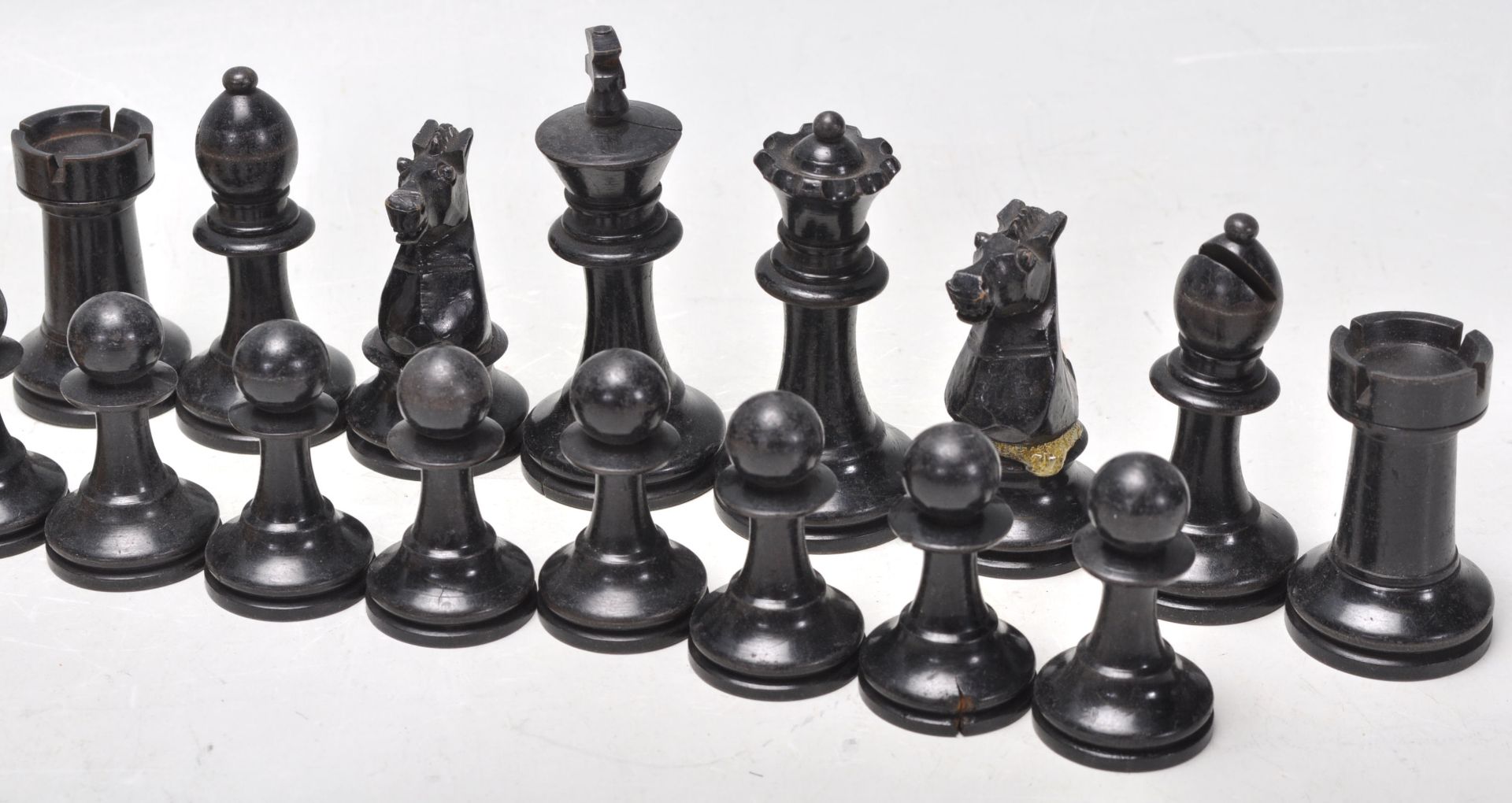 A complete set of vintage style wooden carved chess pieces. Measures 6cms high. - Bild 6 aus 8