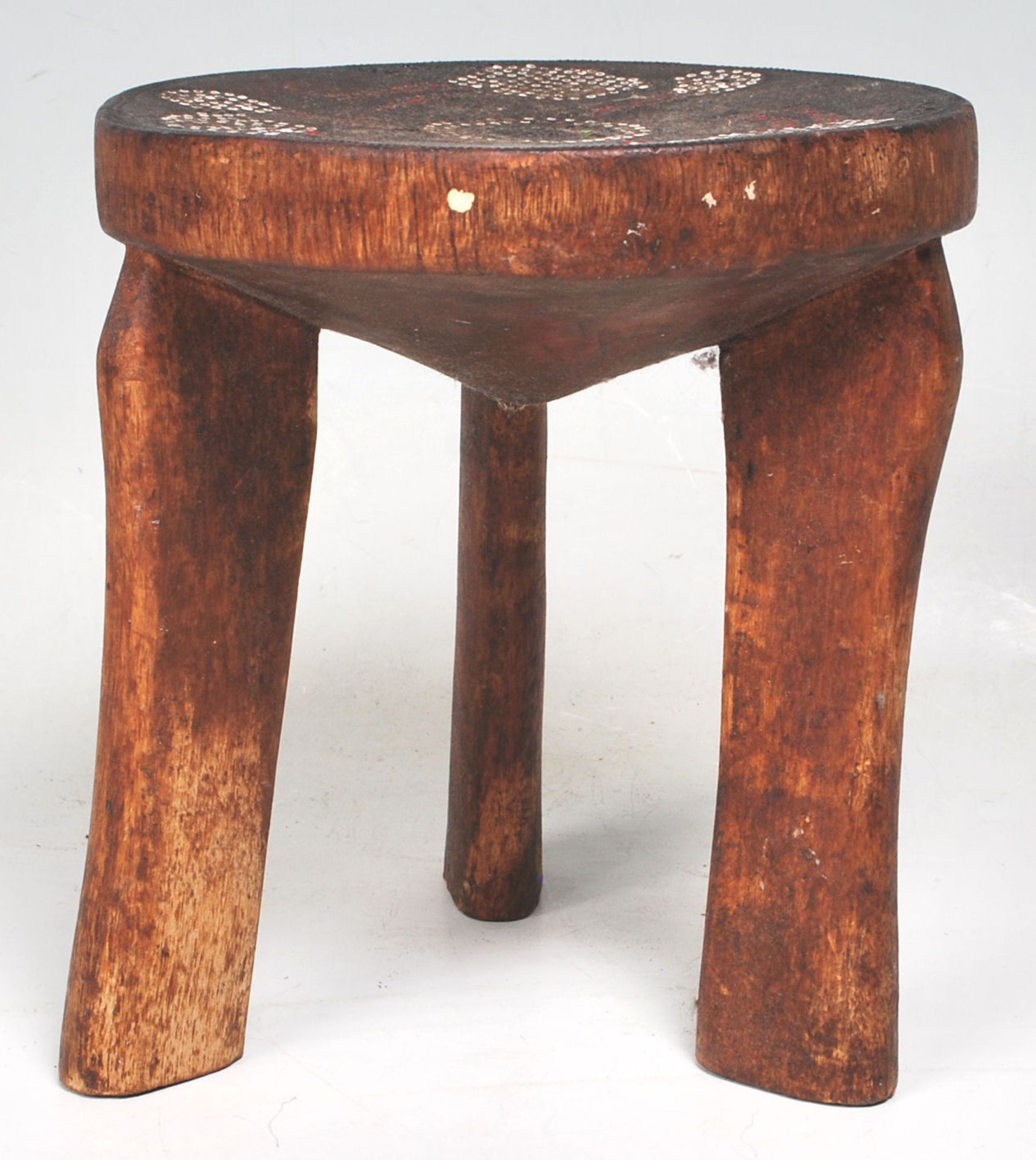 An Australian aboriginal wooden tribal stool having a around seat with three carved legs below, - Bild 3 aus 4