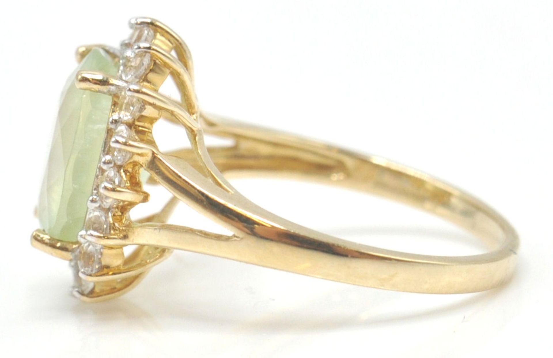 A 9ct gold hallmarked cluster ring. The yellow facet cut stone within a halo of white stones. - Bild 6 aus 15