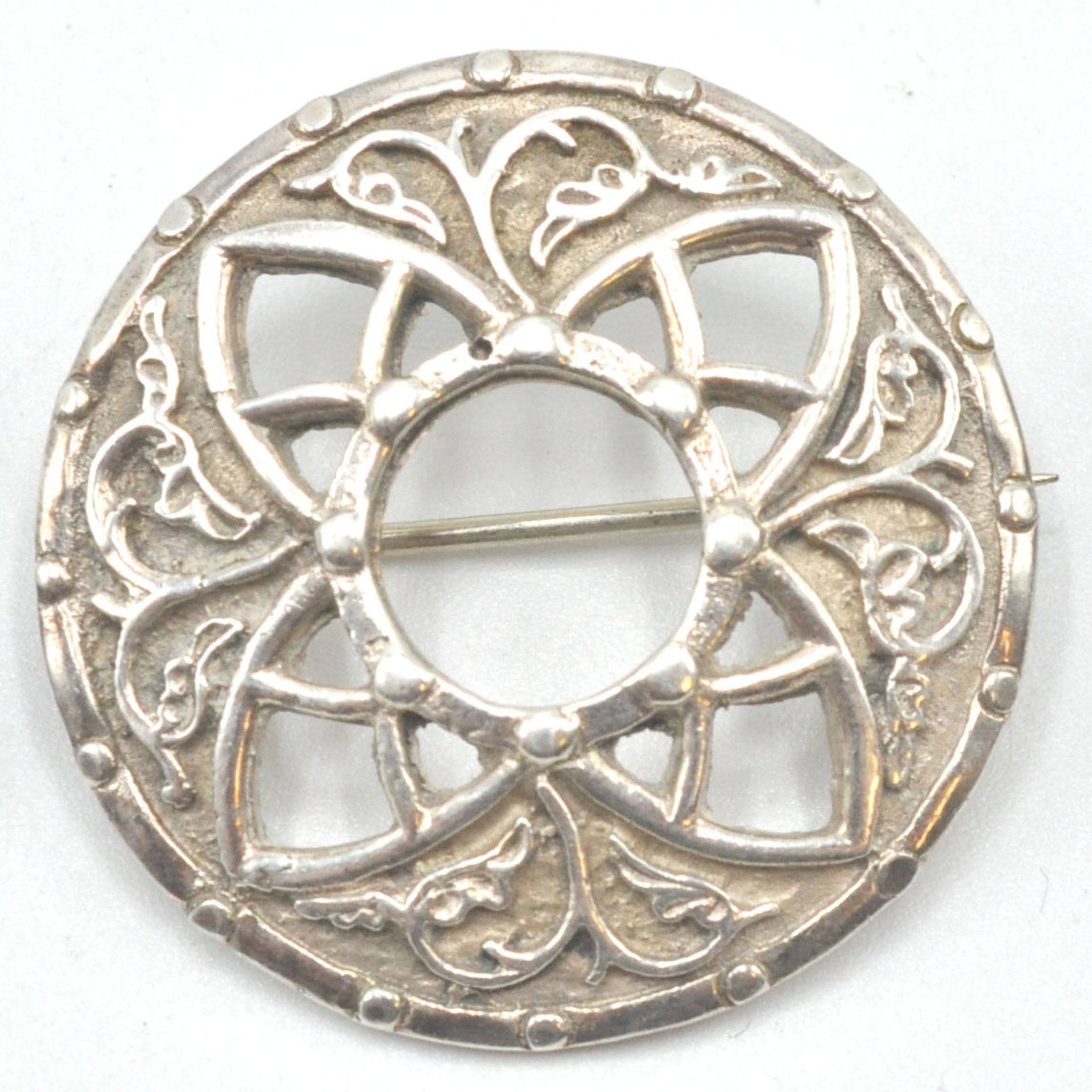 A collection of 4 silver hallmarked / 925 Scottish brooches to include a celtic knot, roundel - Bild 3 aus 7