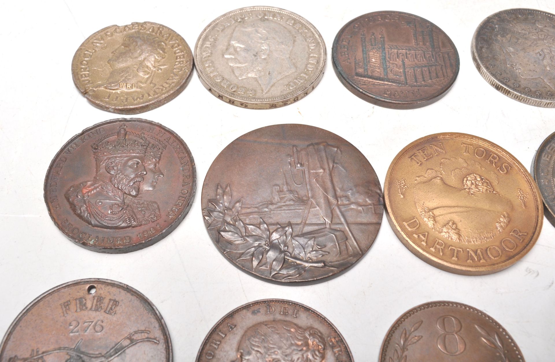 An interesting collection of 19th and 20th Century tokens and medallions to include a Moet Chandon - Bild 3 aus 11