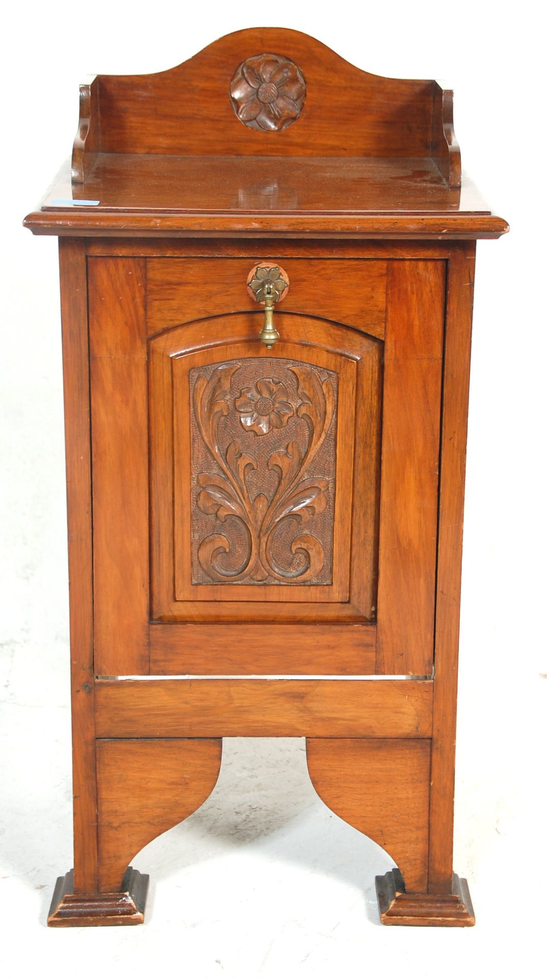 A 19th Century Victorian antique English mahogany country house fireside coal box having a carved - Bild 2 aus 7