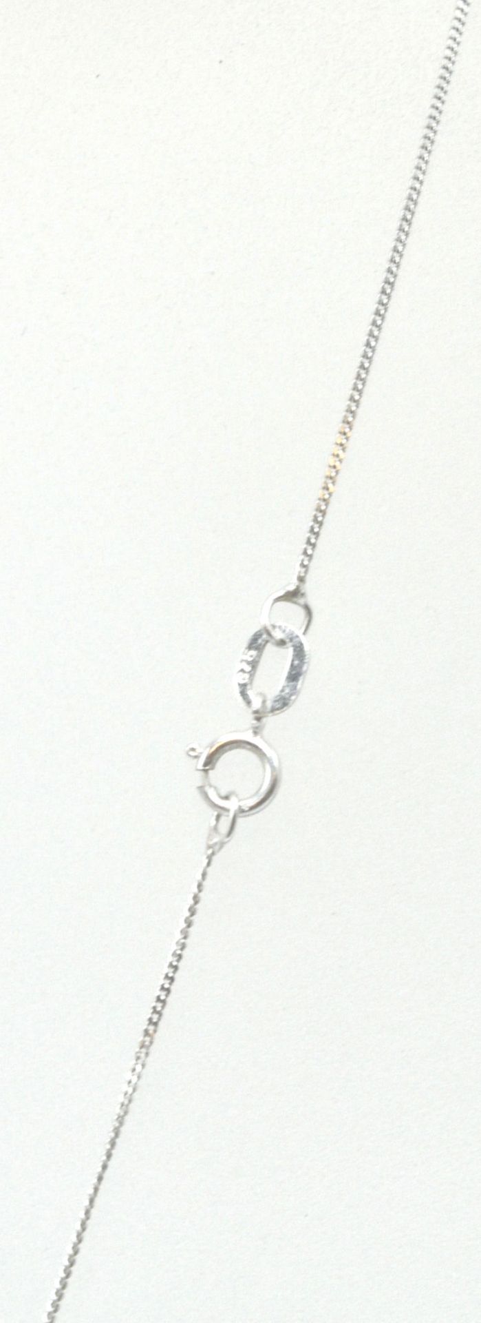 A 9ct white gold heart pendant locket and back chain. The fine linked necklace chain with c-clasp. - Bild 5 aus 5