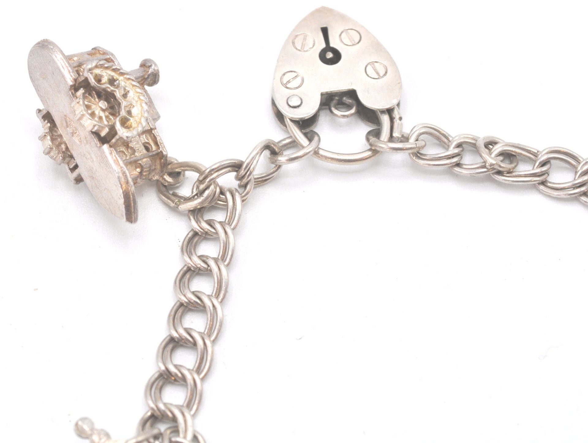 A contemporary hallmarked sterling silver charm bracelet with charms in the shape of a heart - Bild 6 aus 6