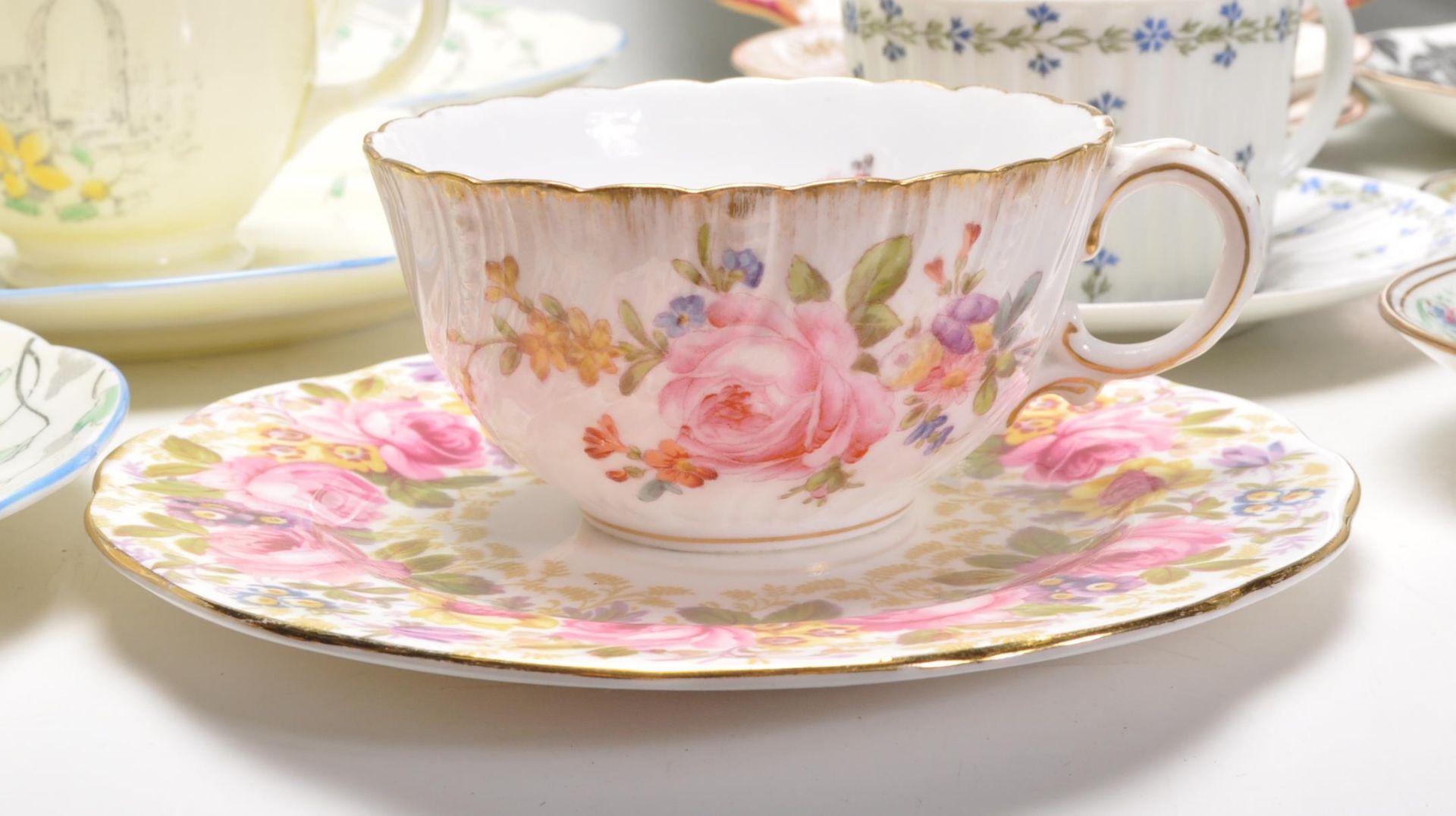 A collection of mixed vintage bone china tea service pieces to include Royal Albert Serena pattern - Bild 7 aus 21