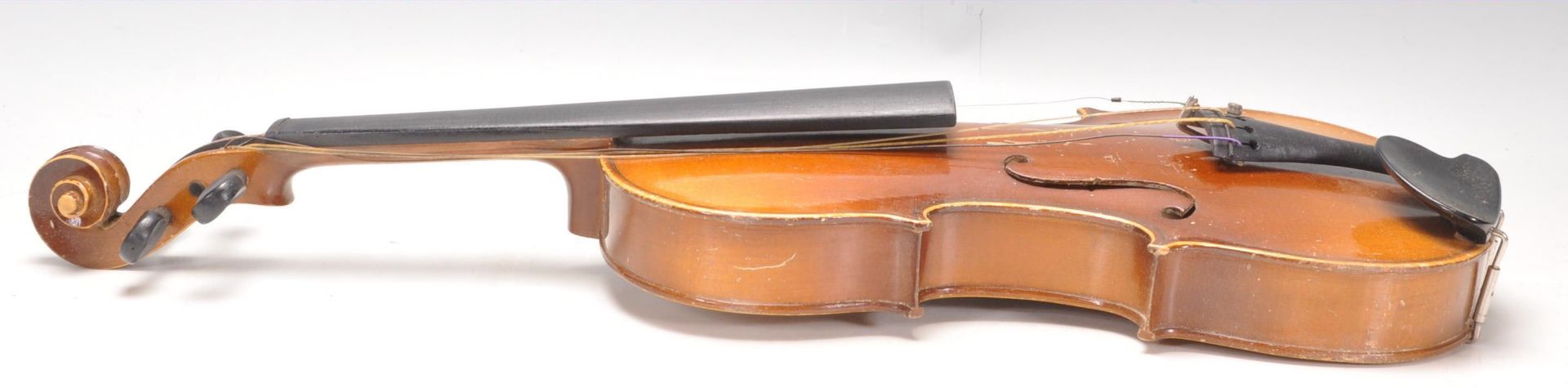 An early 20th Century Czechoslovakian Antonius Stradivarius made violin having a hollow body with - Bild 4 aus 9