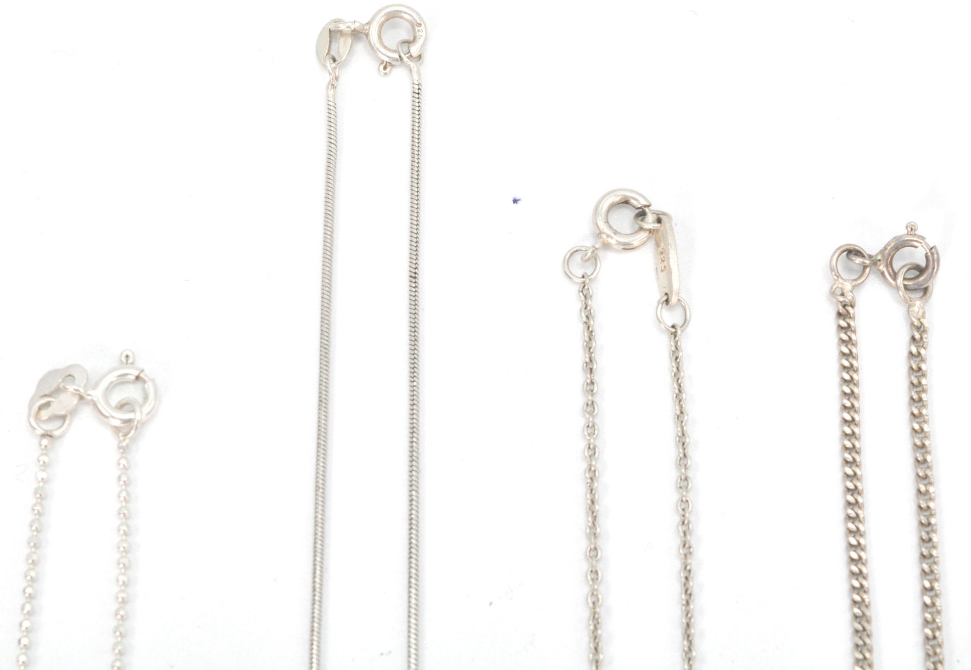 A collection of silver necklace chains to include pendants to each. Fine linked with stone set, fine - Bild 4 aus 10