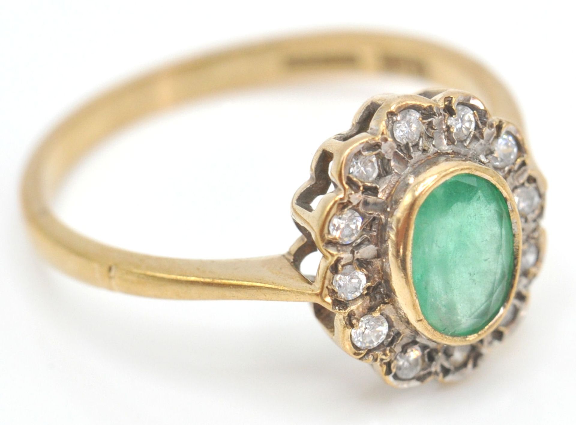 A hallmarked 9ct emerald and white stone cluster ring. The ring set with an oval mix cut emerald - Bild 2 aus 7