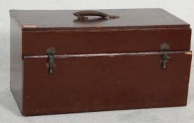 A vintage early 20th Century lacquered recorded 78's storage / travel box case having a fitted