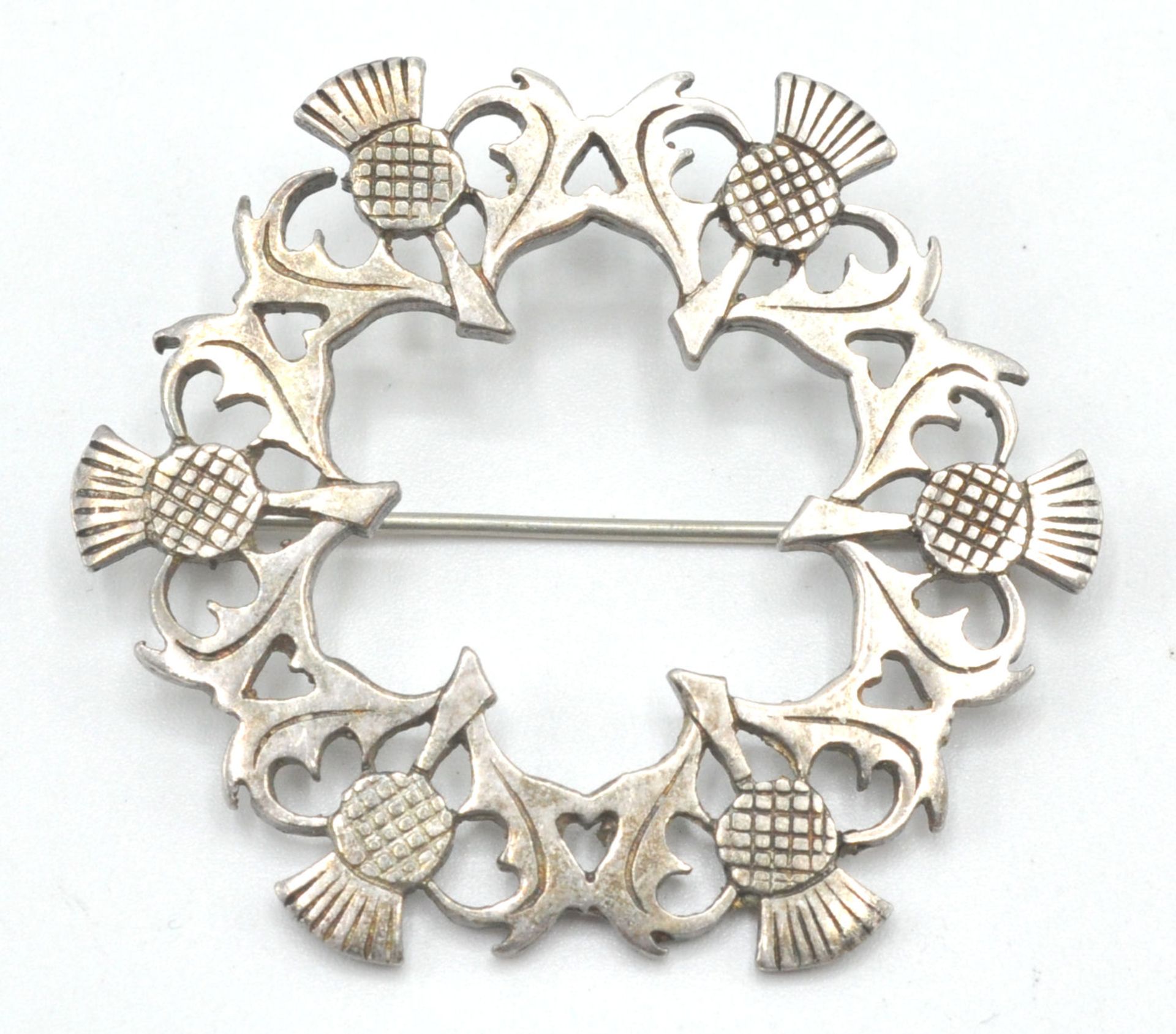 A collection of 4 silver hallmarked / 925 Scottish brooches to include a celtic knot, roundel - Bild 6 aus 7