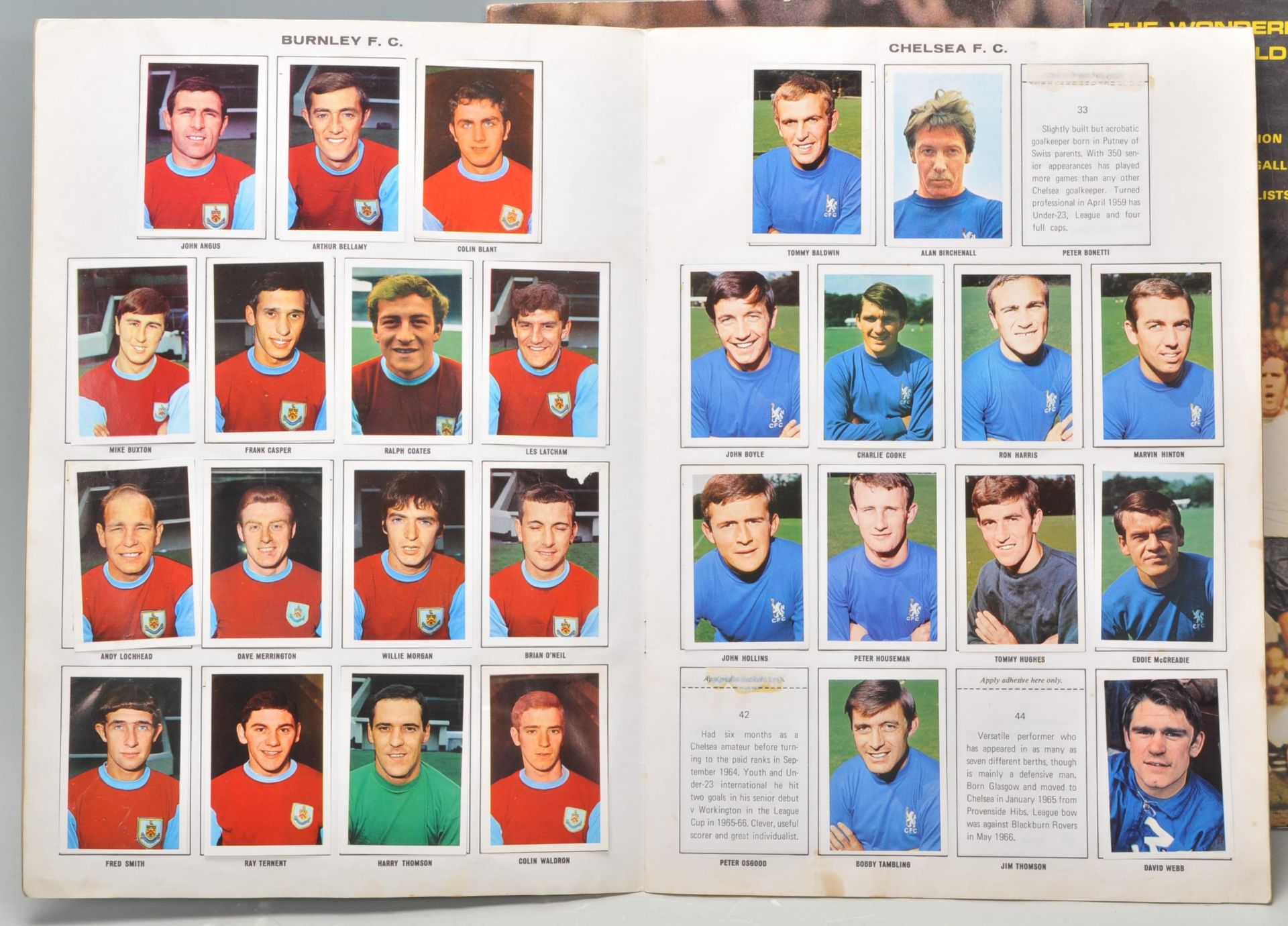 A group of three vintage football Soccer Stars sticker albums to include Gala Collection 1970/71, - Bild 4 aus 49