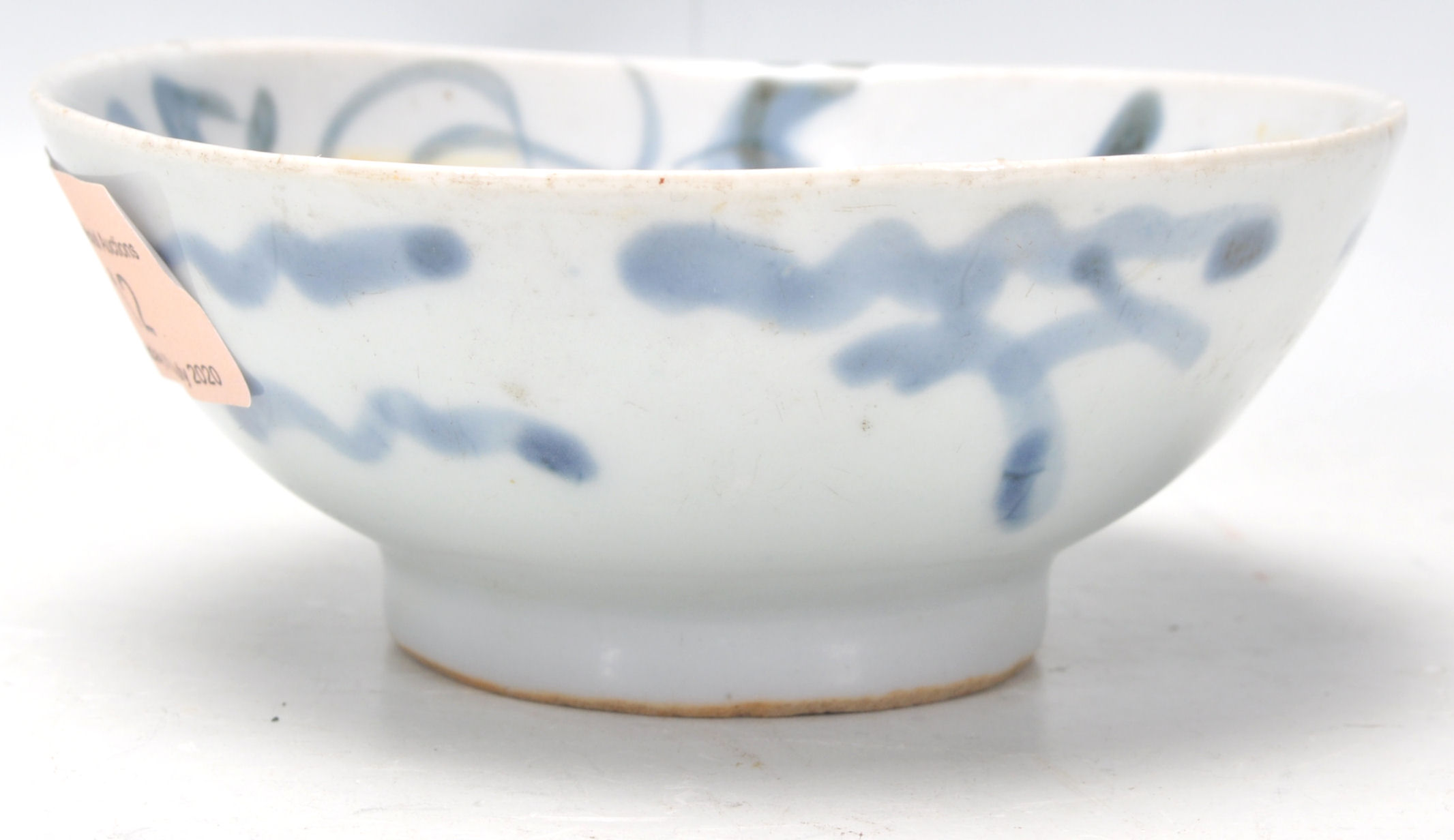 An 18th Century Japanese oriental blue and white footed bowl decorated with hand painted dragon - Image 4 of 8