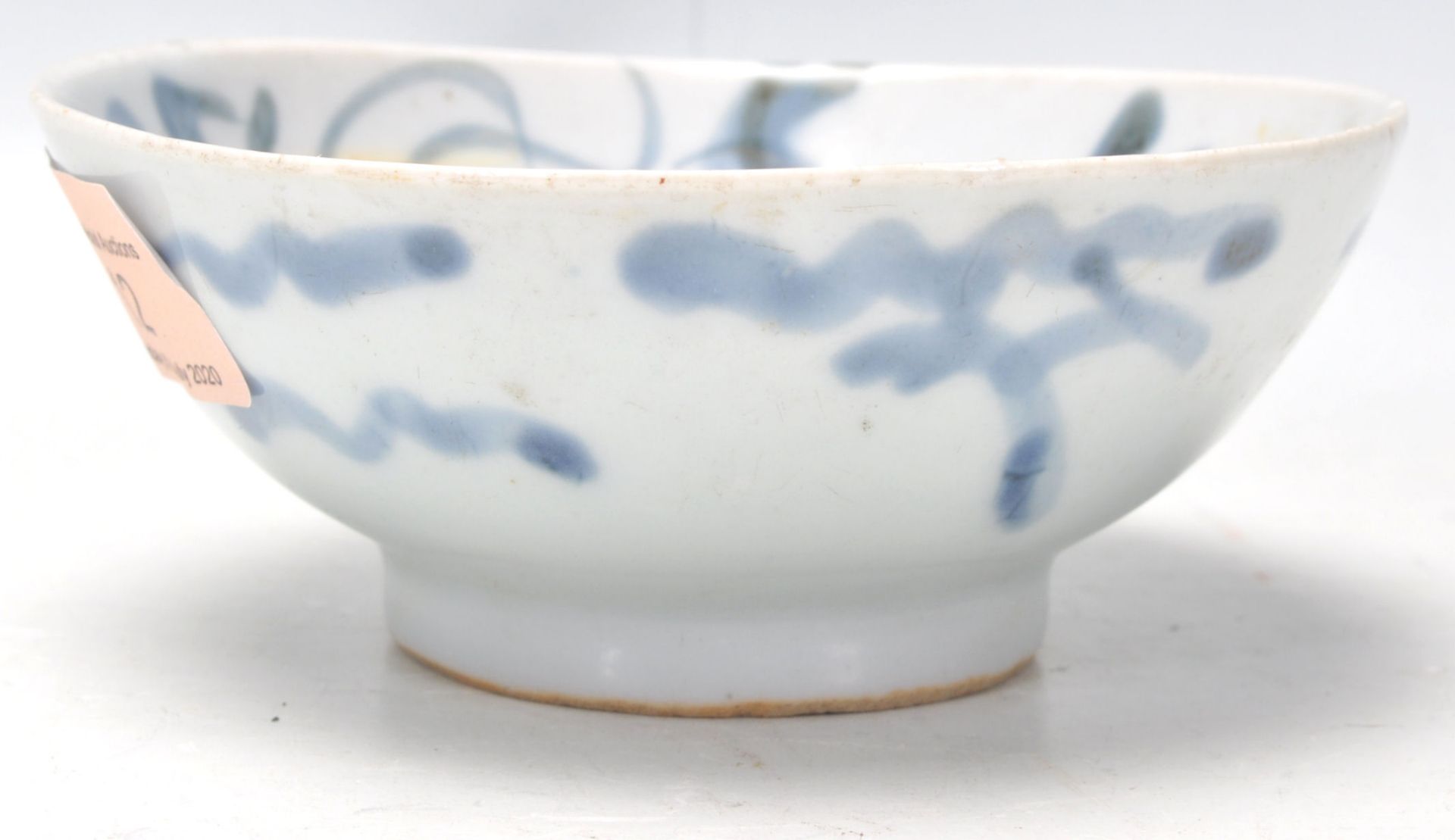 An 18th Century Japanese oriental blue and white footed bowl decorated with hand painted dragon - Bild 4 aus 8