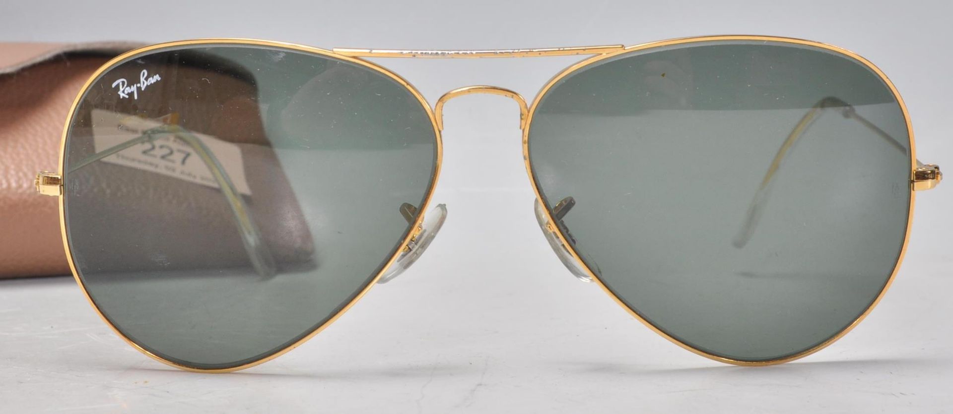 A pair of vintage gentlemen's Ray Ban aviator sunglasses having gilt wire frames and dark lenses, - Bild 3 aus 7