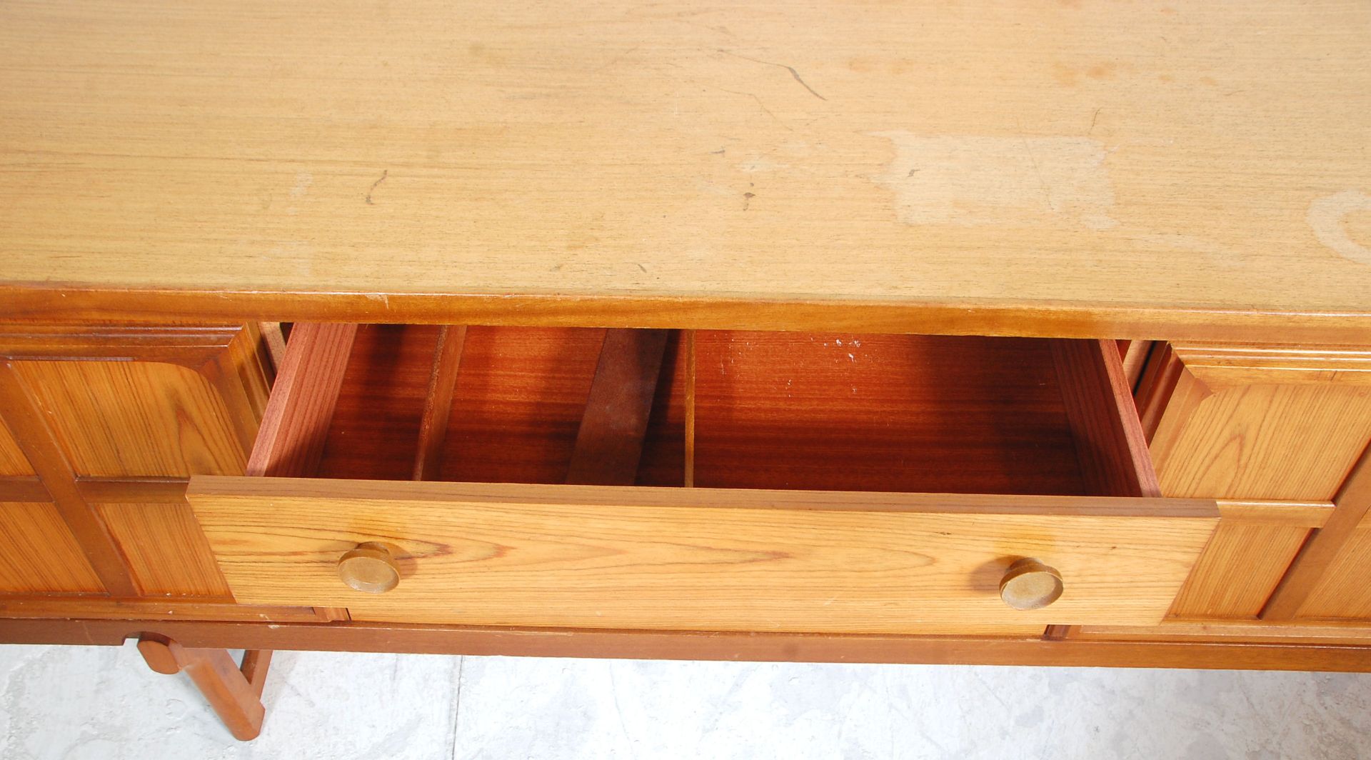 Nathan Furniture - A retro mid 20th Century teak wood sideboard credenza having a central bank of - Bild 5 aus 8