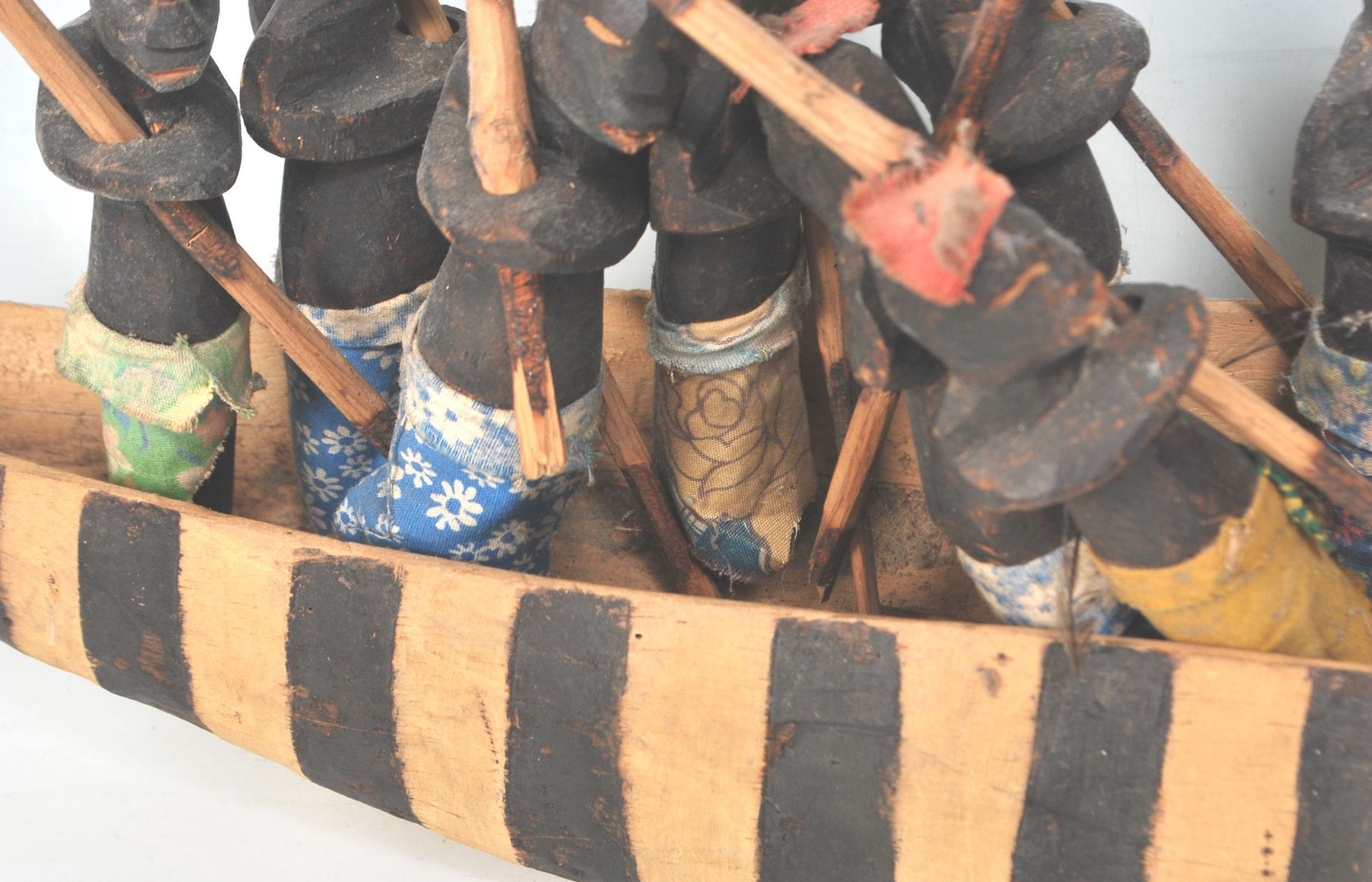 An African tribal carved wooden boat figurine complete with striped painted sides, complete with - Bild 5 aus 12