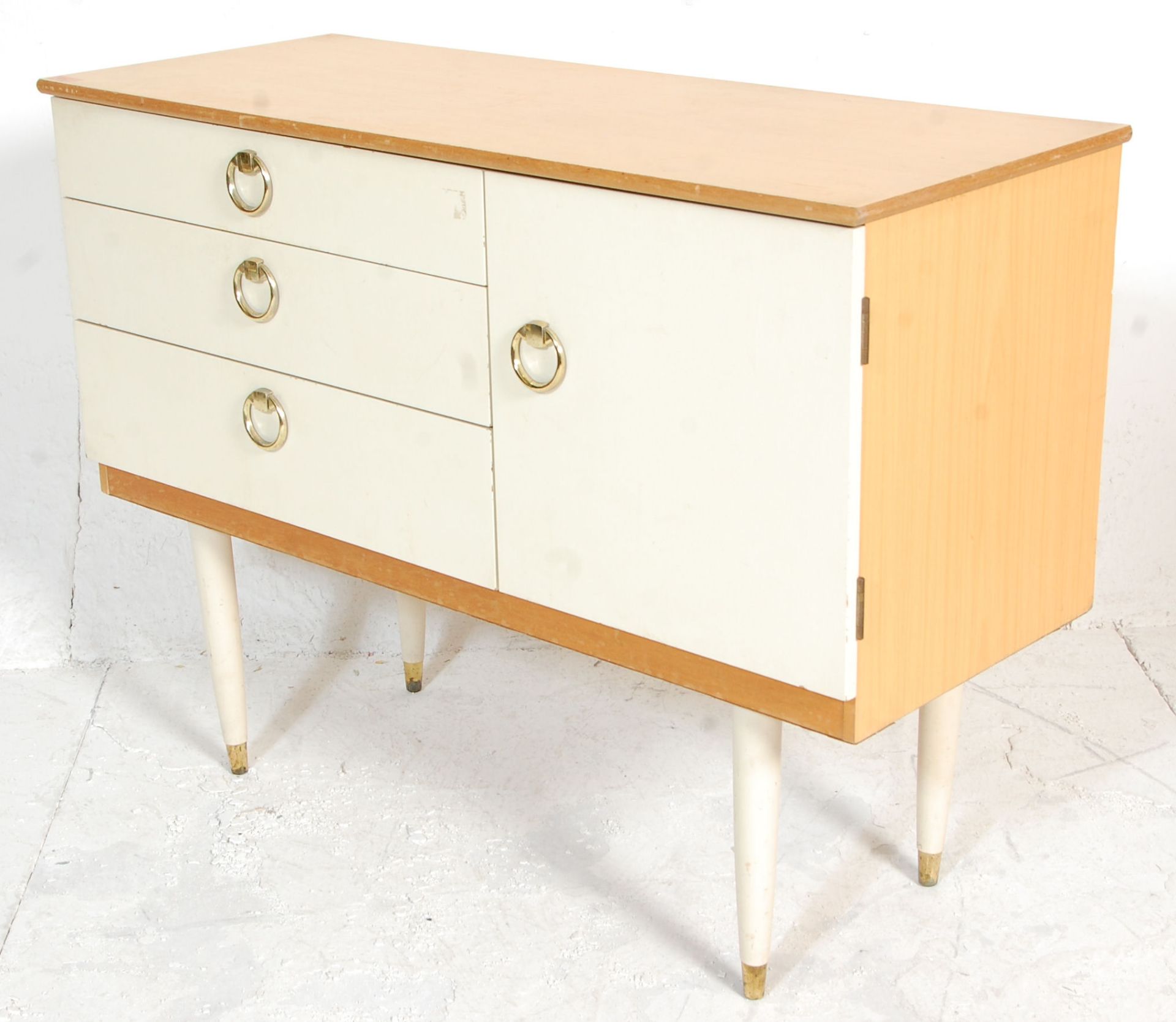 A retro vintage 20th Century white melamine sideboard credenza of good small proportions having a - Bild 6 aus 6