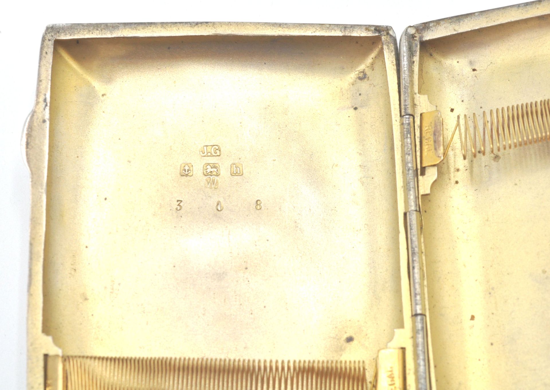 An early 20th Century Edwardian silver hallmarked cigarette case of rectangular bowed form having - Bild 4 aus 6