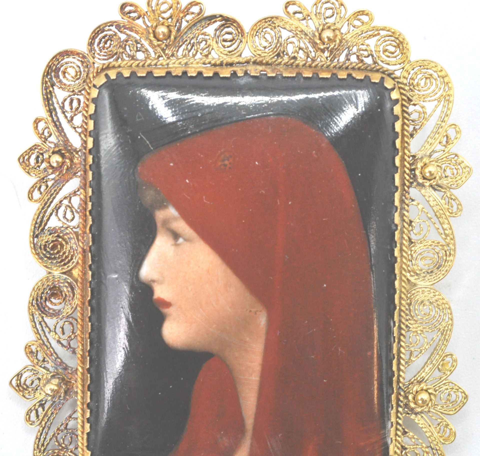 A 19th Victorian hand painted miniature of a hooded lady in the form of a brooch edged with filigree - Bild 2 aus 5