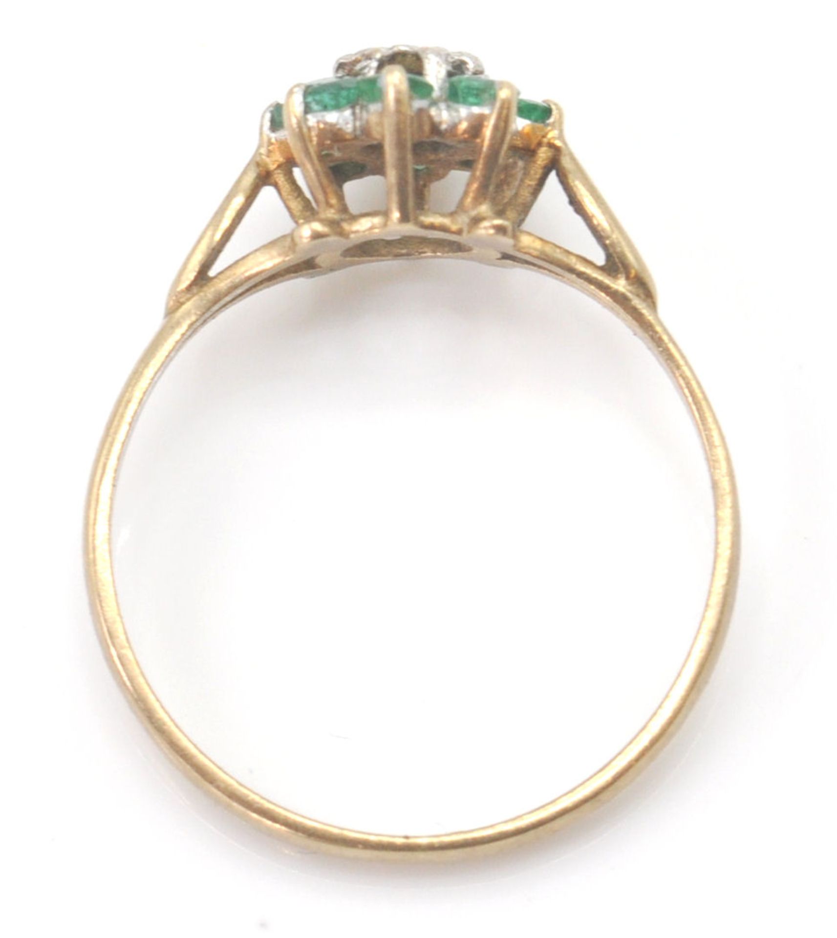 A 9ct gold emerald and diamond cluster ring. The ring with central  mixed cut diamond within a - Bild 6 aus 7