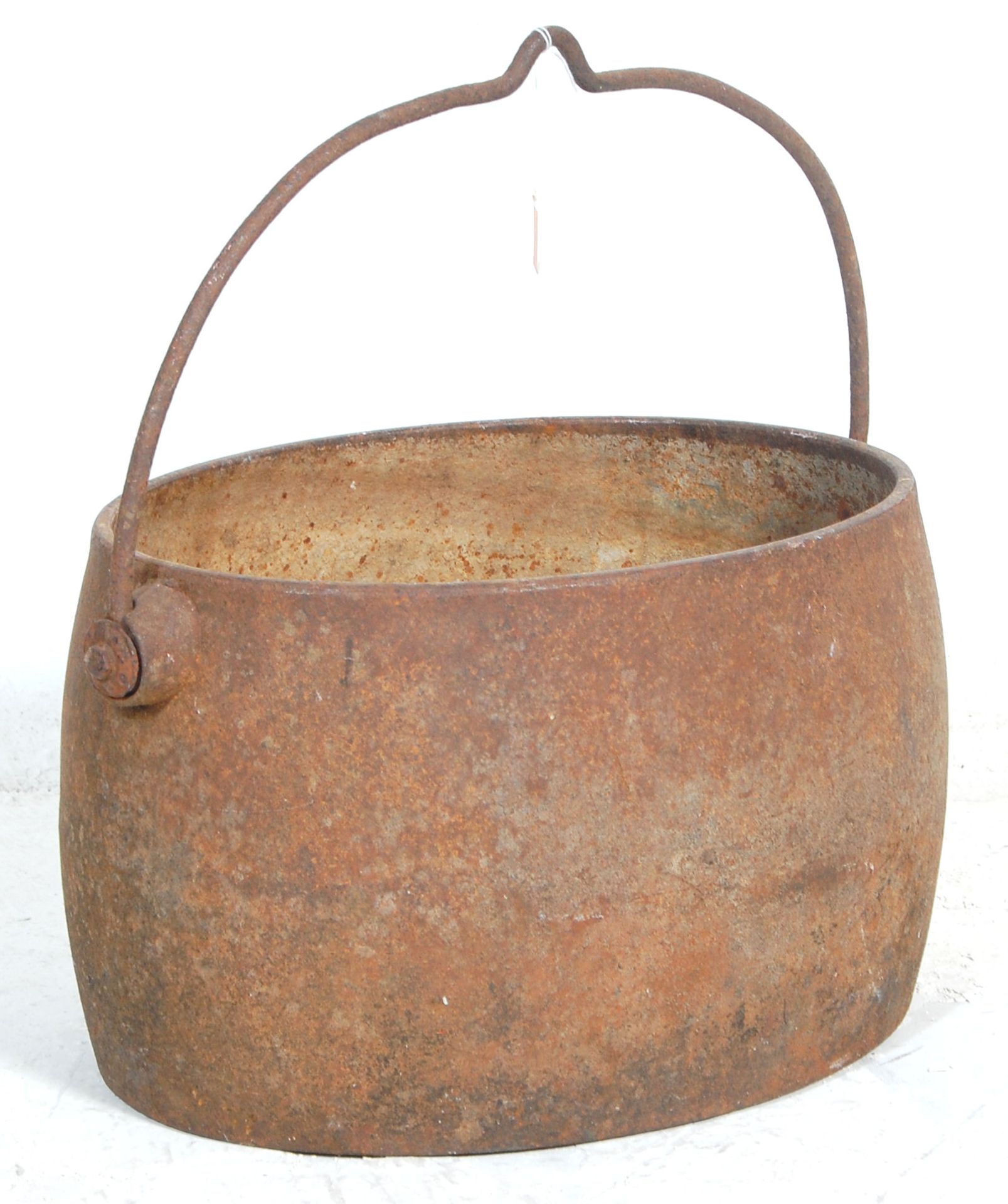 A late 19th Century Victorian iron cooking pot / cauldron having a large swing handle with hook - Bild 2 aus 5