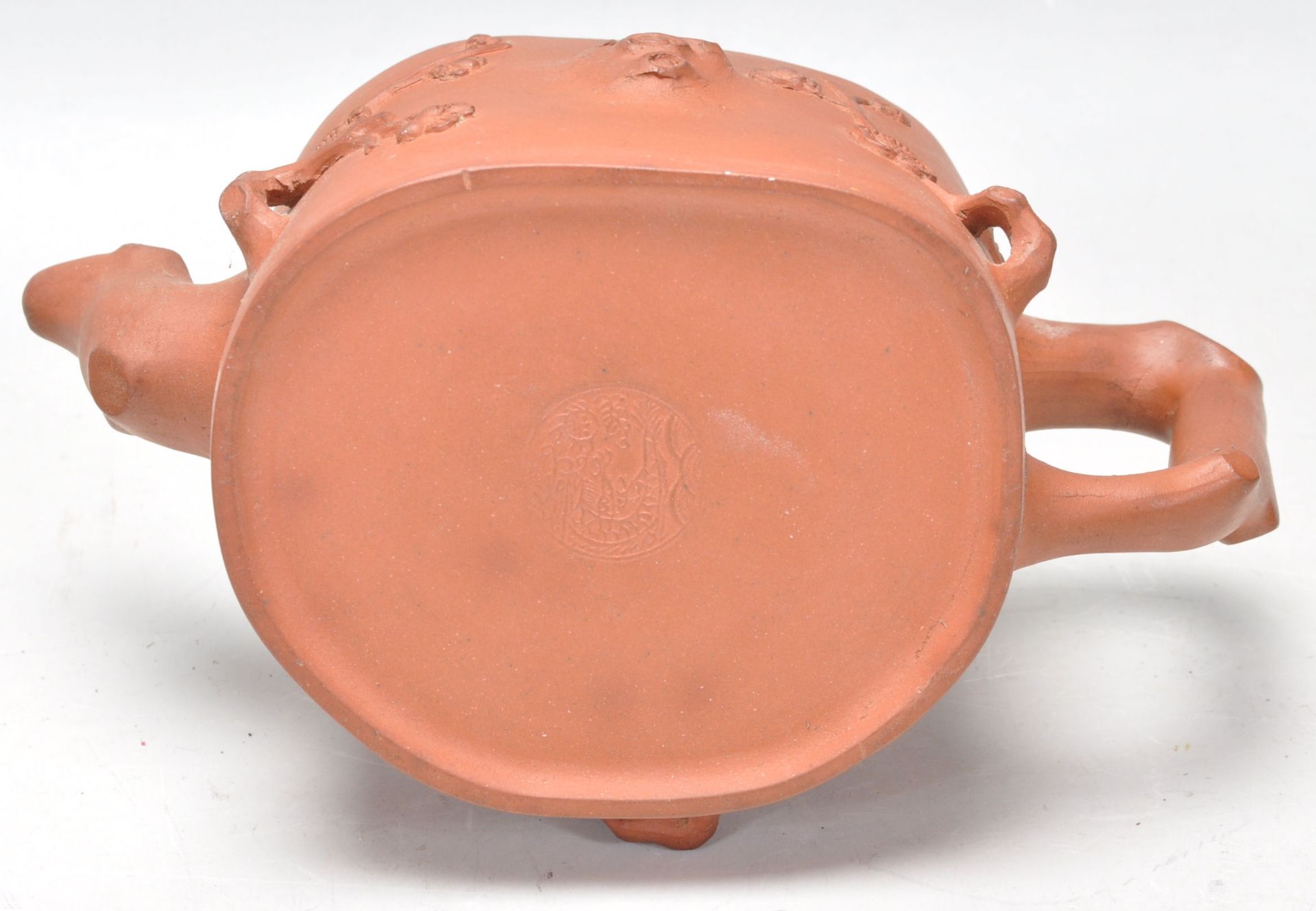 A collection of 3 20th Century Chinese Yixing red clay teapots of squat form having  short spouts - Bild 10 aus 11