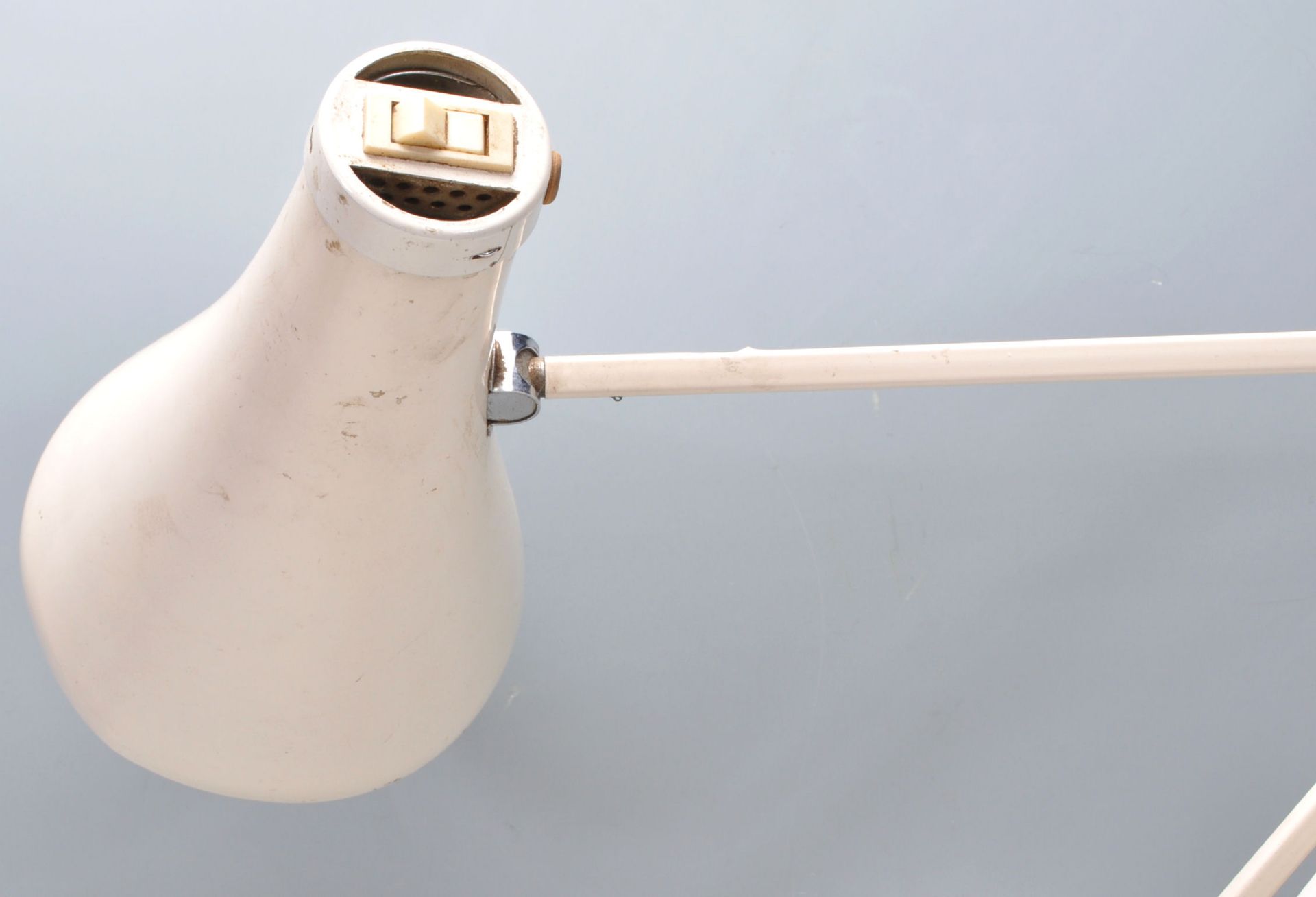 A vintage 20th Century Herbert Terry Anglepoise industrial desk lamp finished in white enamel - Bild 5 aus 5