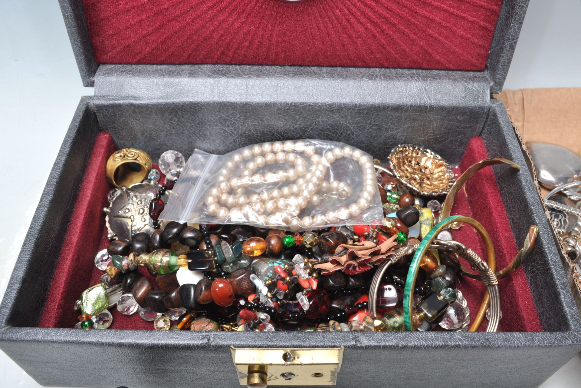 A collection of vintage costume jewellery across multiple jewellery boxes to include a wide - Bild 9 aus 10