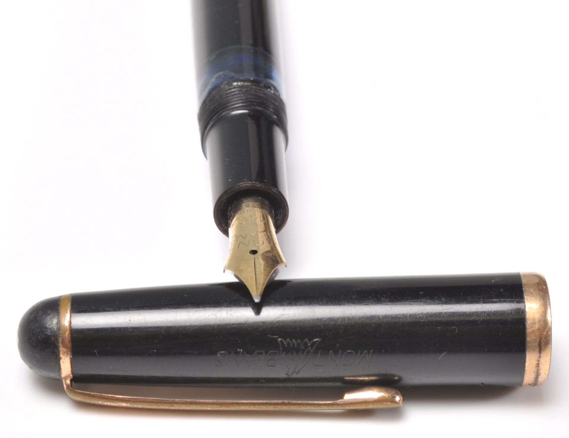 A vintage Mont Blanc 344 fountain ink writing pen having a black plastic body with gilt banding - Bild 3 aus 7