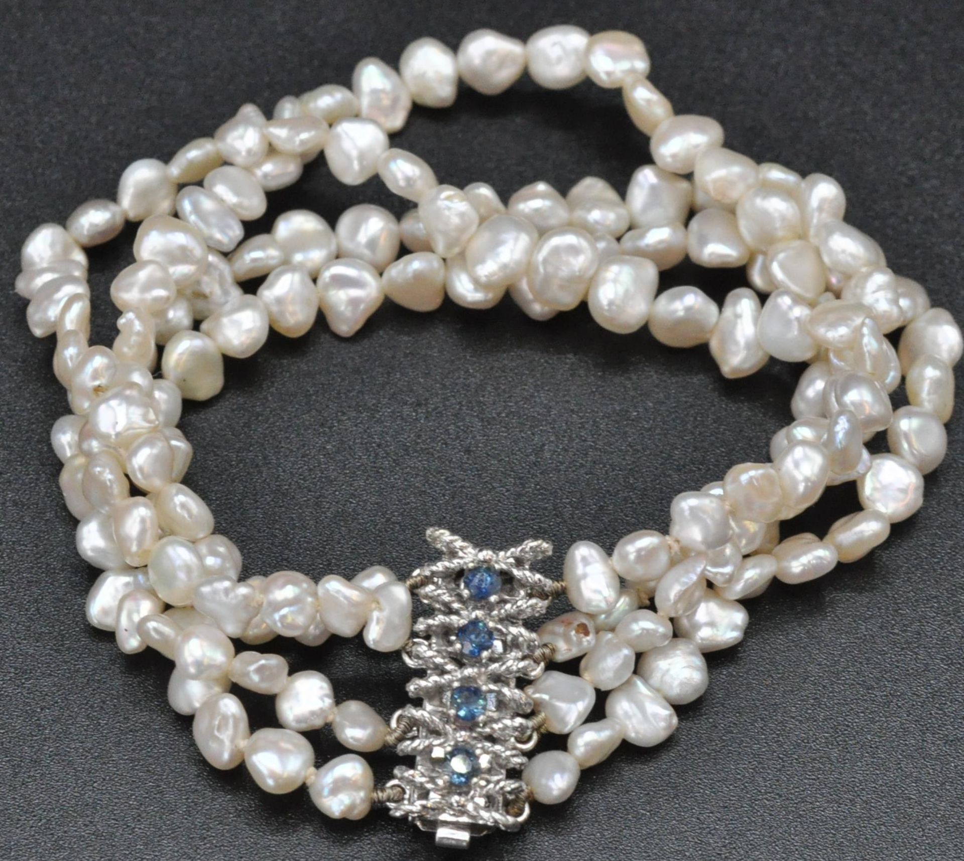 A 14ct white gold 585 4 strand baroque pearl bracelet by JKA . The bracelet united by a 14ct gold - Bild 7 aus 7