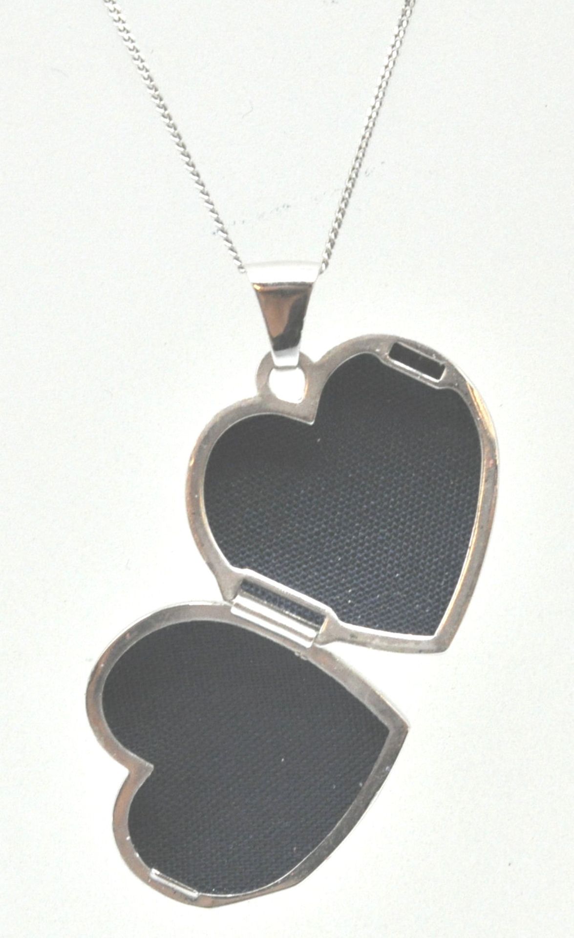 A 9ct white gold heart pendant locket and back chain. The fine linked necklace chain with c-clasp. - Bild 4 aus 5