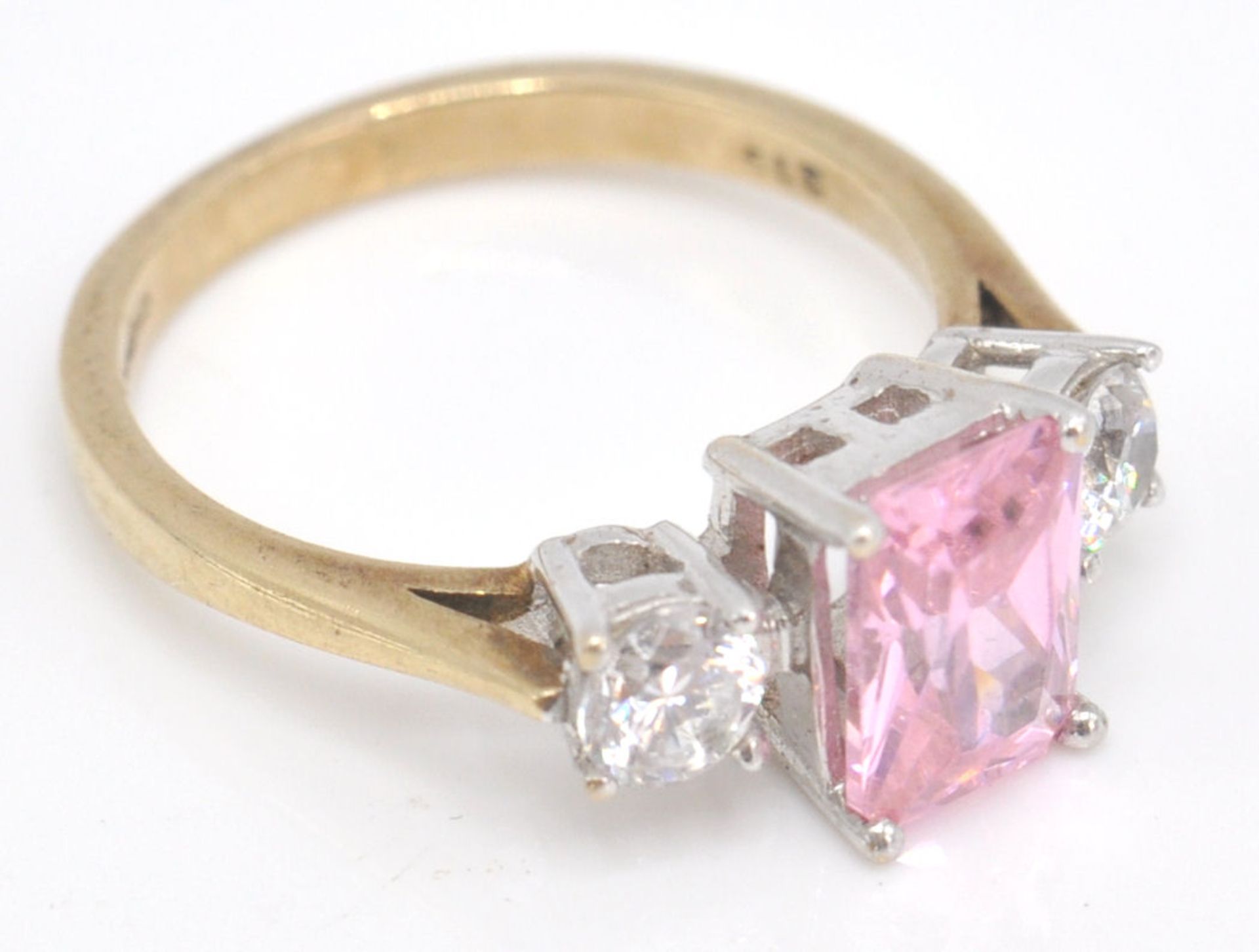 A 9ct gold hallmarked 3 stone ring. The ring with central pink CZ in prong setting flanked by cz - Bild 2 aus 7