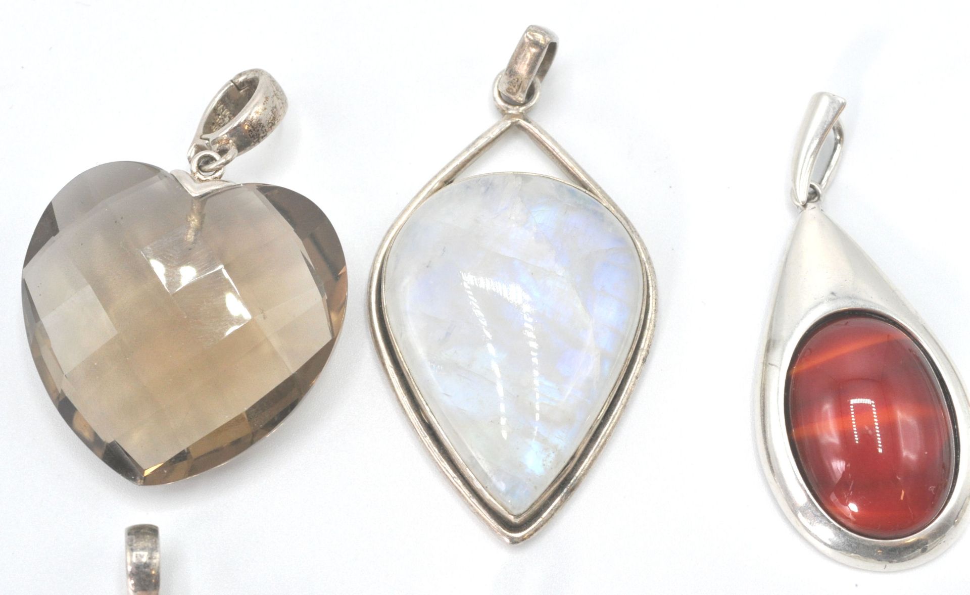 A collection of silver and agate set necklace pendants. To include turquoise, smokey quartz, - Bild 5 aus 6